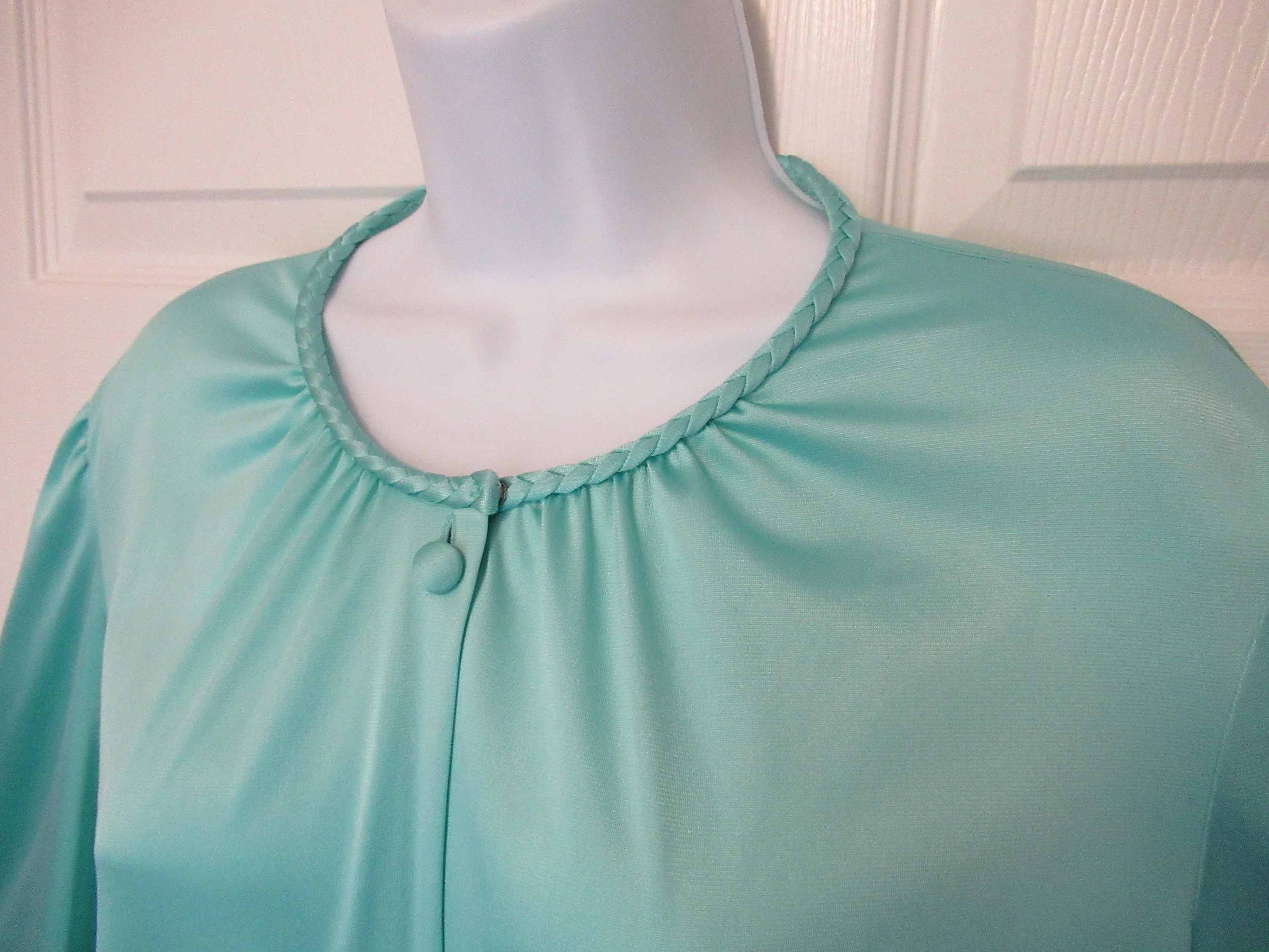 Sz S Robe 43 Bust A-Line Shape Cloth Covered Front Buttons Teal Nylon Knee Length Elbow Length Sleeves Top Braid Trim Vtg by Vanity Fair - Image 9