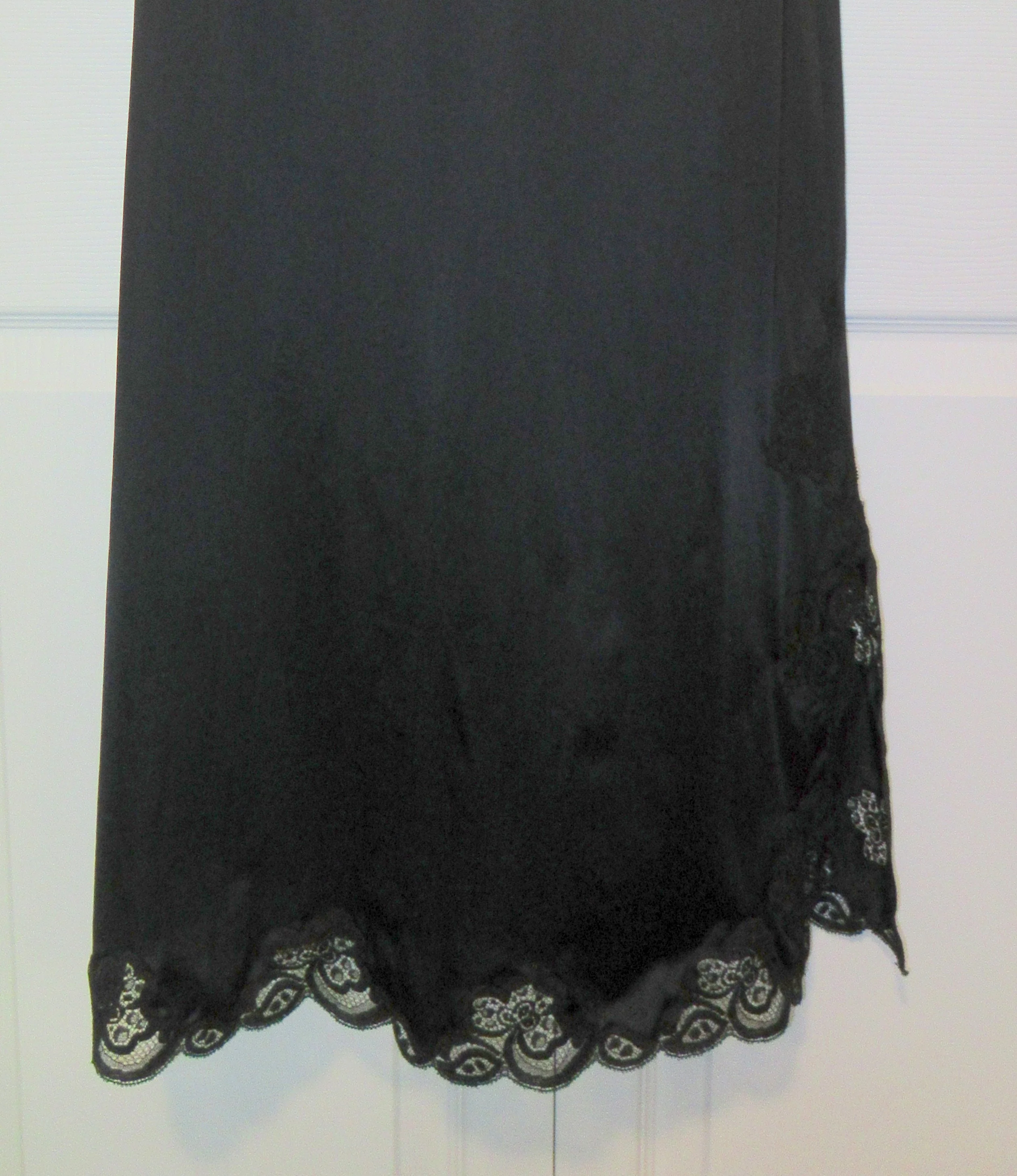 Sz Small Long Half Slip 50s Lingerie Treat Side 10 Inch Lace Trim Slit Black Nylon Floral Lace Hem Made In Usa Vtg Chic by Kayser - Image 5