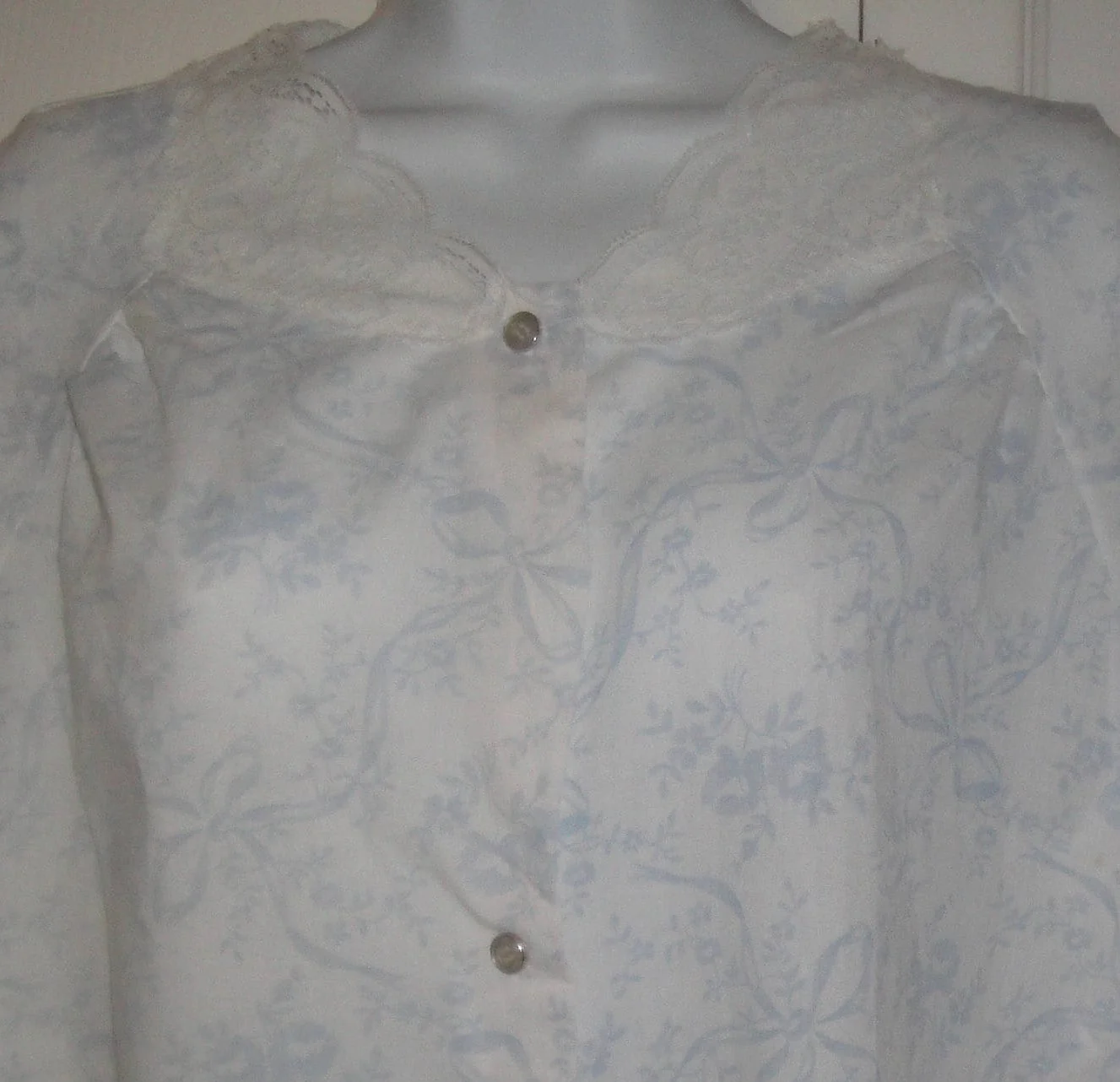 Sz Small Robe 39 Bust Lace Yoke / Trim Cap Sleeve White with Pastel Blue Bows and Flowers Made In Usa Polyester Cotton Mix Vtg by Lorraine - Image 5