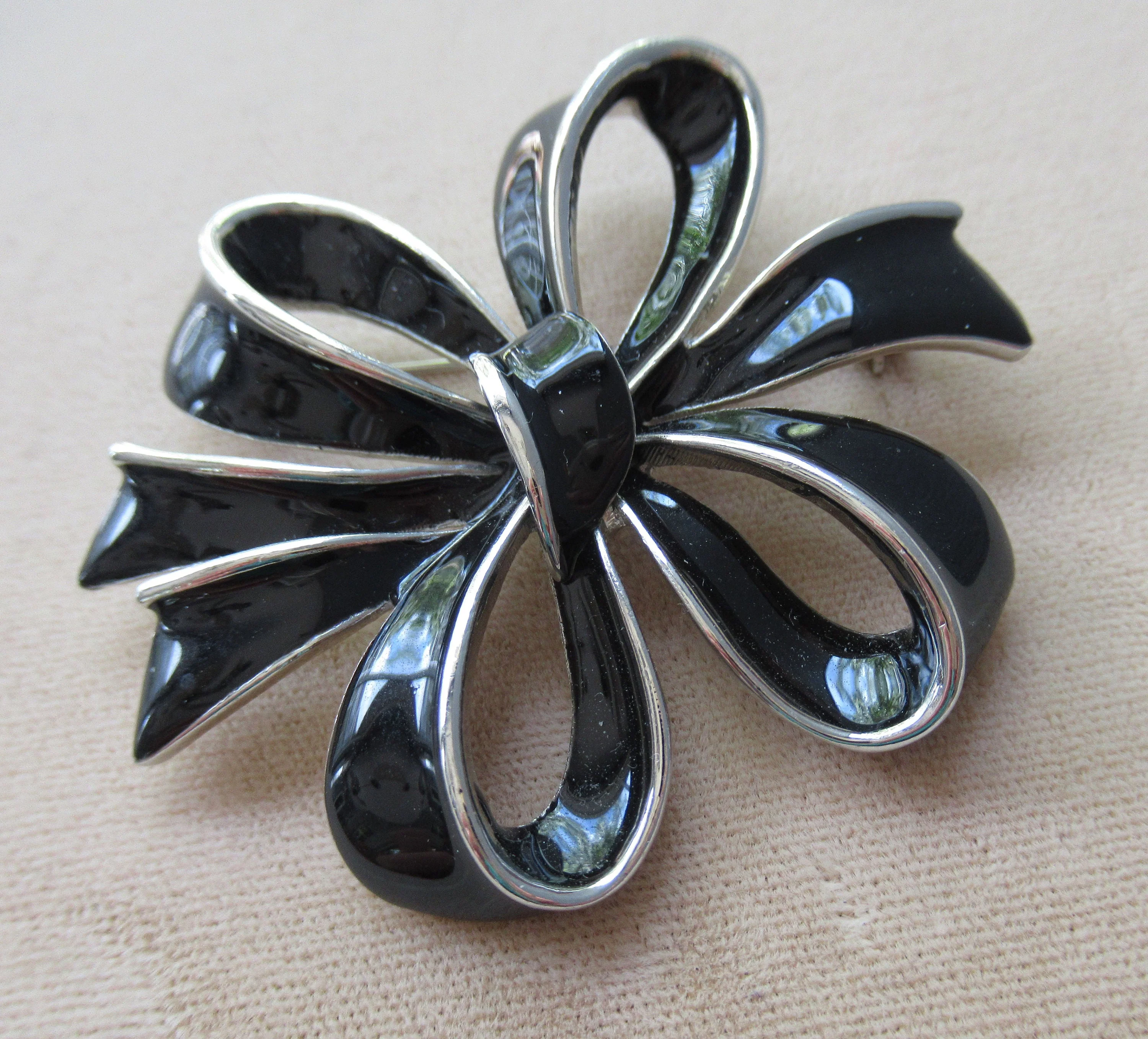 Tied Bow Style Brooch Black Enamel and Silver Tone Edge Unsigned 2 and 1/4 by 2 and 1/4 Inch Rolling C Back Clasp Classic Style / Color - Image 4