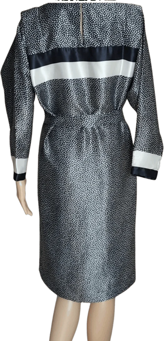 80's Silky Black and White Triangle Printed Shift Dress by Petites By R&K - Image 2