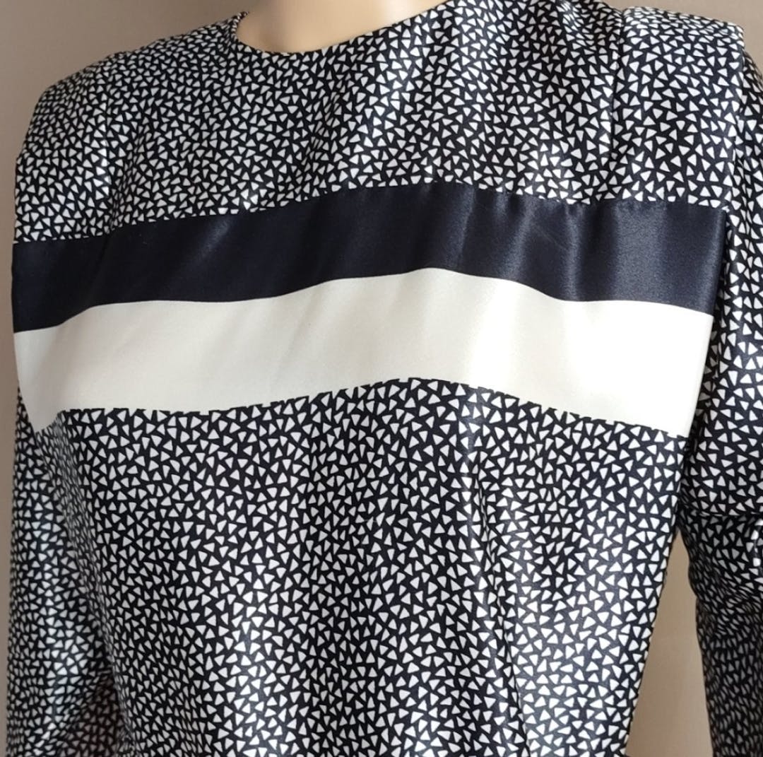 80's Silky Black and White Triangle Printed Shift Dress by Petites By R&K - Image 3