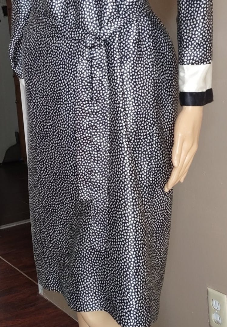 80's Silky Black and White Triangle Printed Shift Dress by Petites By R&K - Image 5