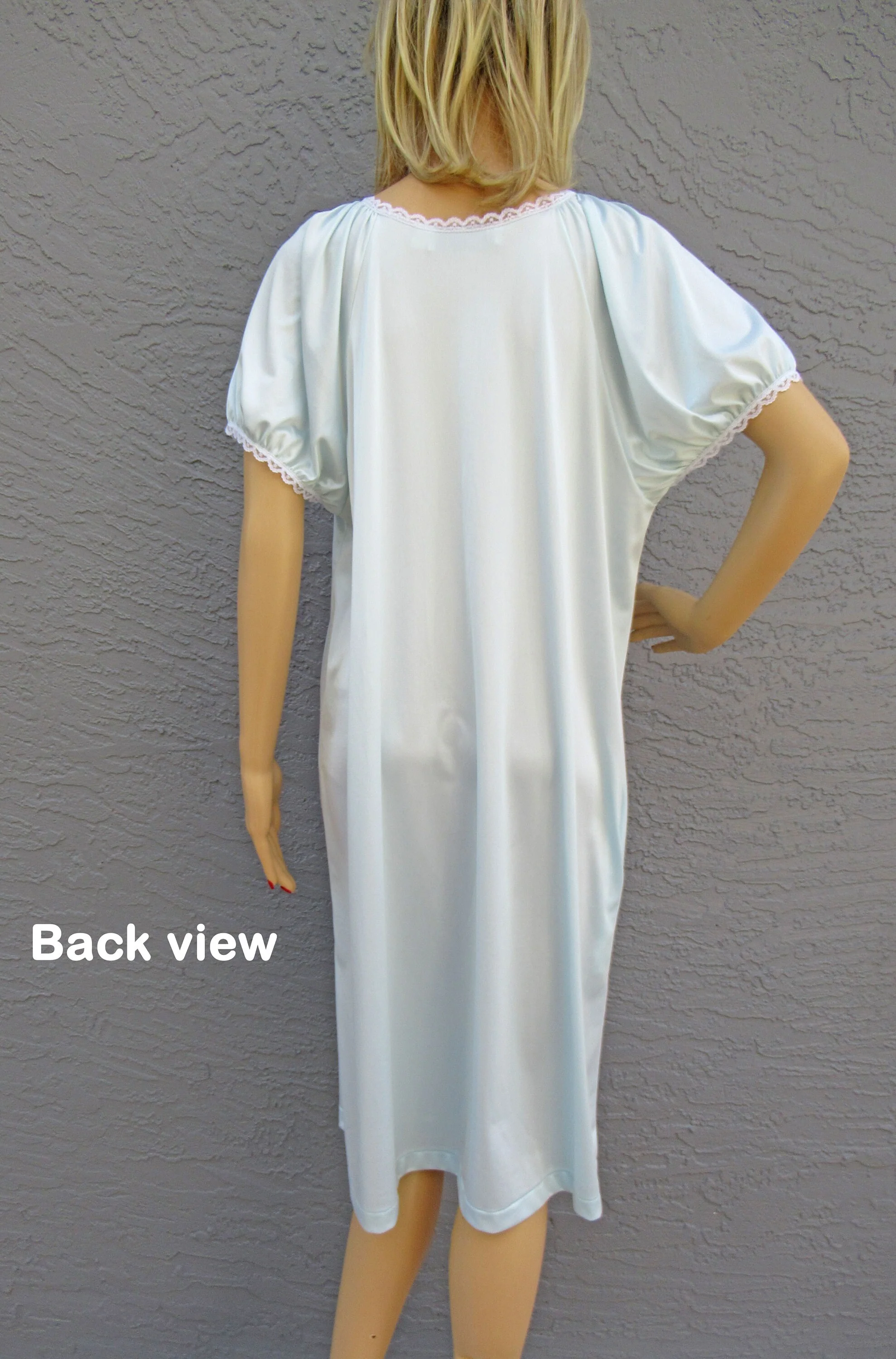 Vandemere Robe Pastel Blue Nylon Knee Length Button Front Cap Sleeve Fits Floral Applique Scoop Neckline Vintage by Vandemere - Image 10