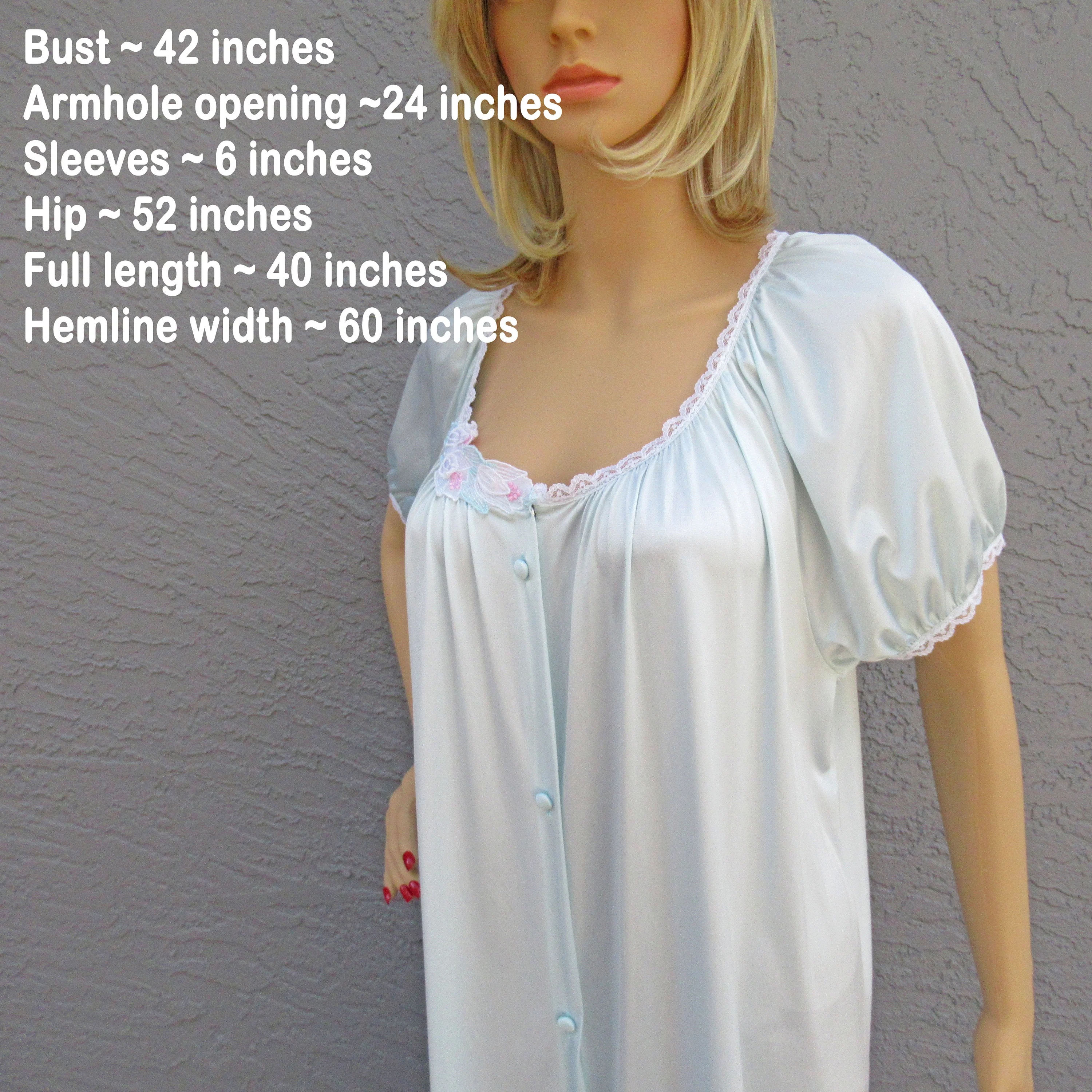Vandemere Robe Pastel Blue Nylon Knee Length Button Front Cap Sleeve Fits Floral Applique Scoop Neckline Vintage by Vandemere - Image 5