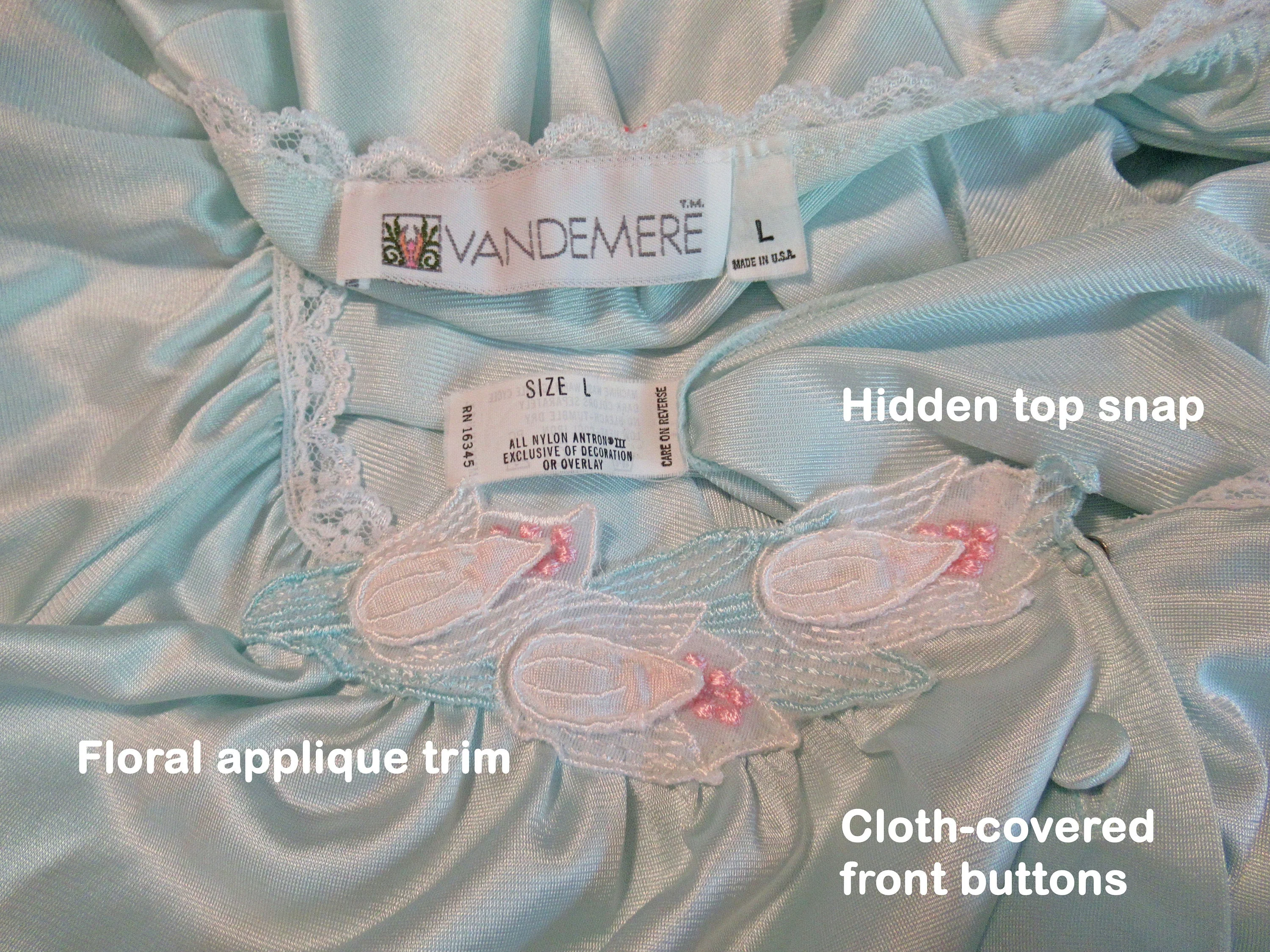 Vandemere Robe Pastel Blue Nylon Knee Length Button Front Cap Sleeve Fits Floral Applique Scoop Neckline Vintage by Vandemere - Image 6