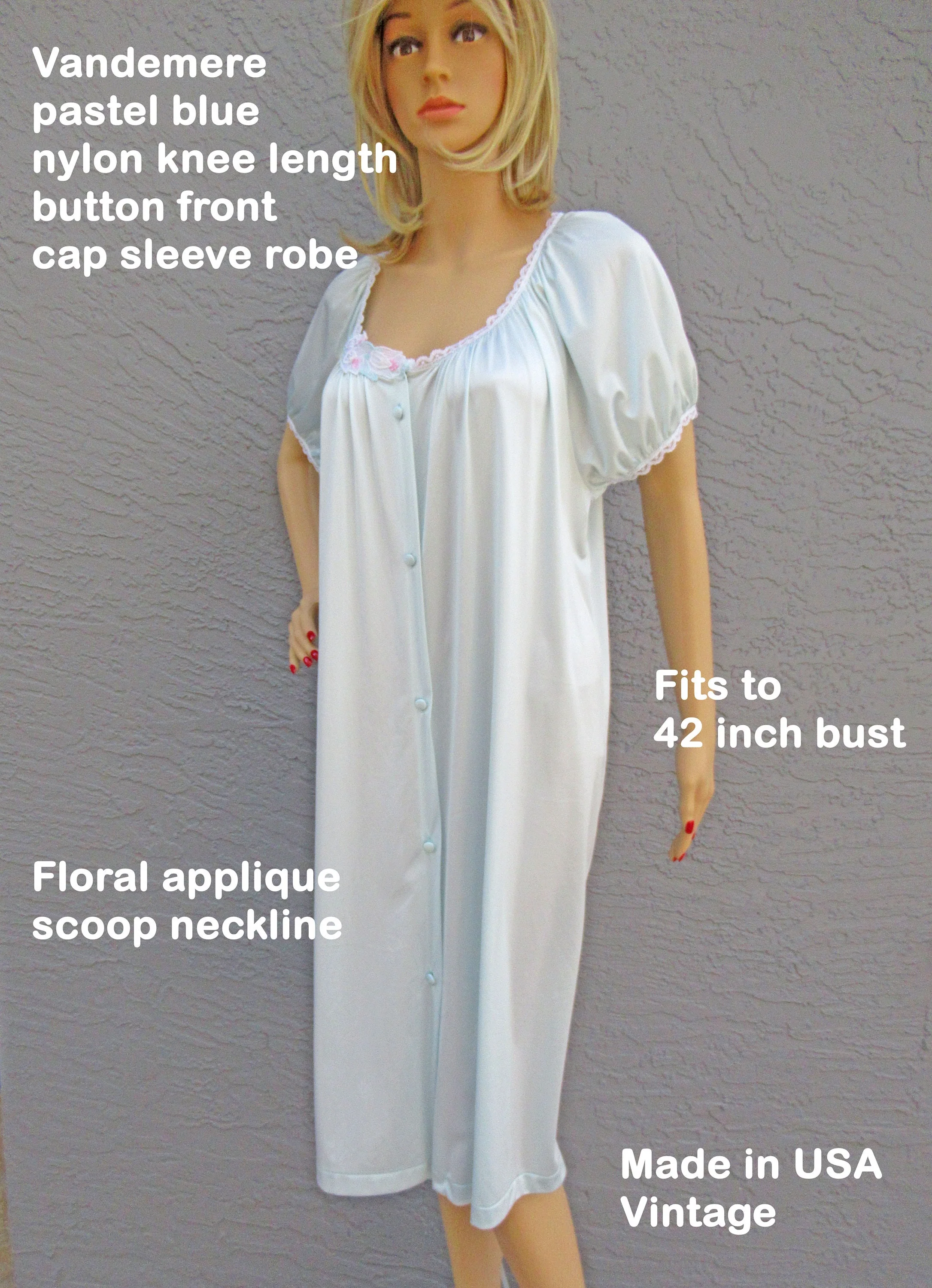 Vandemere Robe Pastel Blue Nylon Knee Length Button Front Cap Sleeve Fits Floral Applique Scoop Neckline Vintage by Vandemere - Image 9