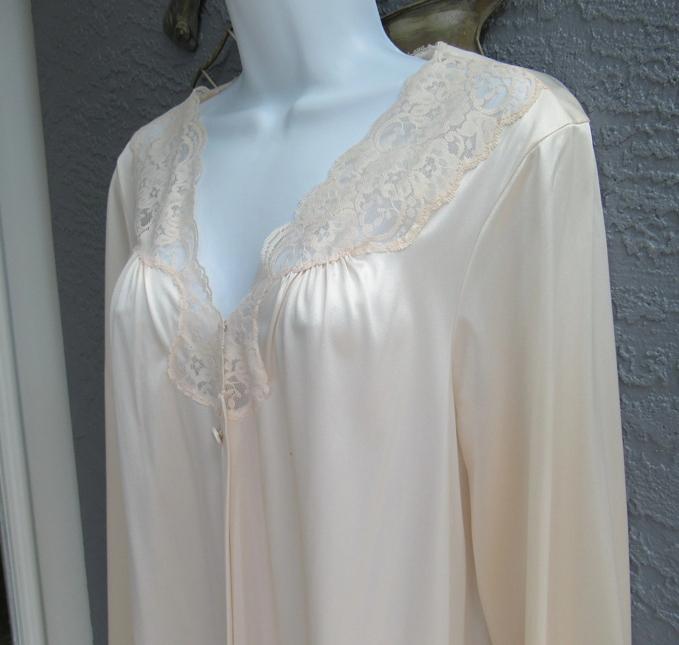 Vanity Fair Robe Wlace Trim Blush Pink Nylon Knee Length Hidden Side Pocket V-Neck Vintage by Vanity Fair - Image 3