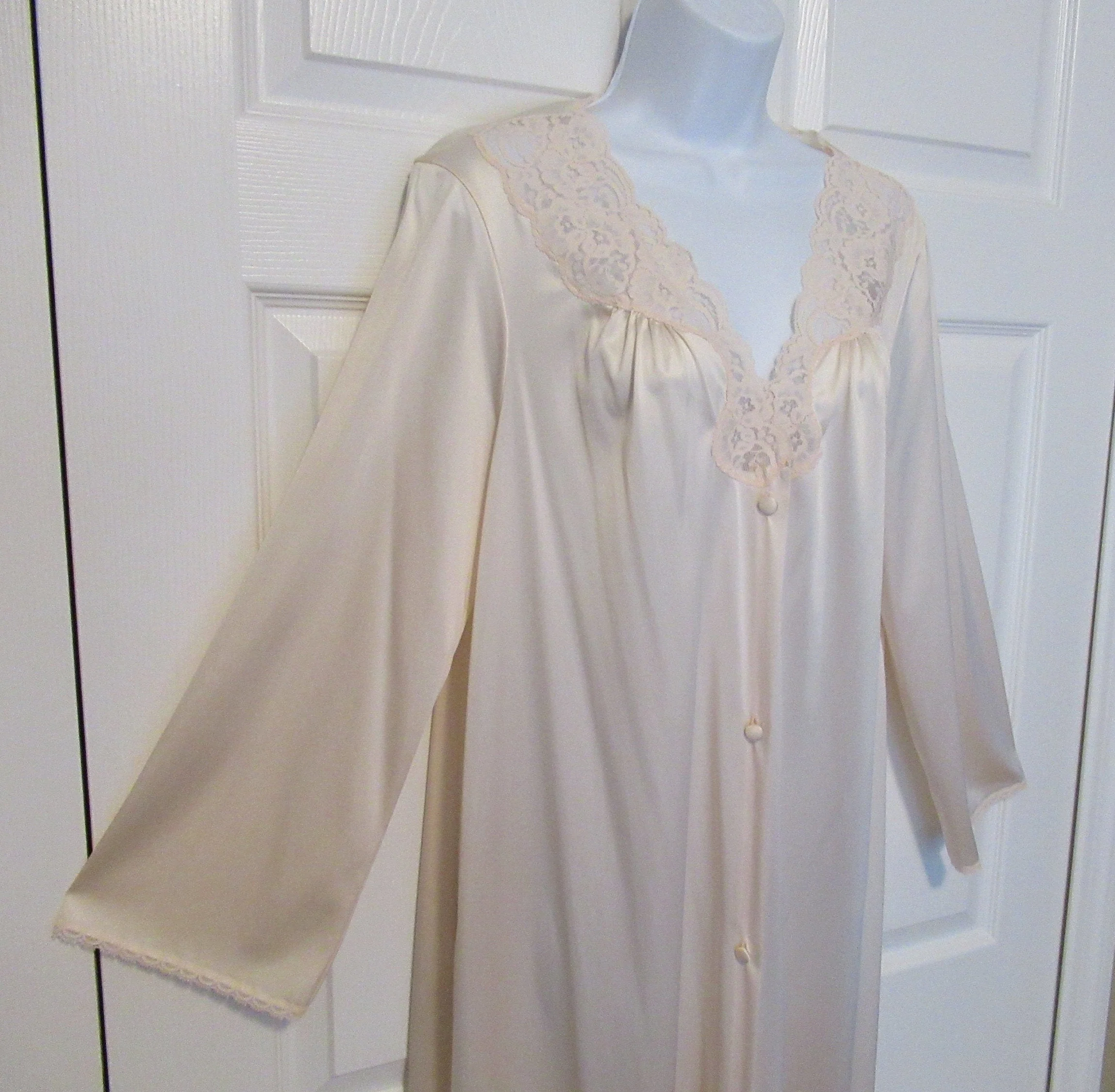 Vanity Fair Robe Wlace Trim Blush Pink Nylon Knee Length Hidden Side Pocket V-Neck Vintage by Vanity Fair - Image 9