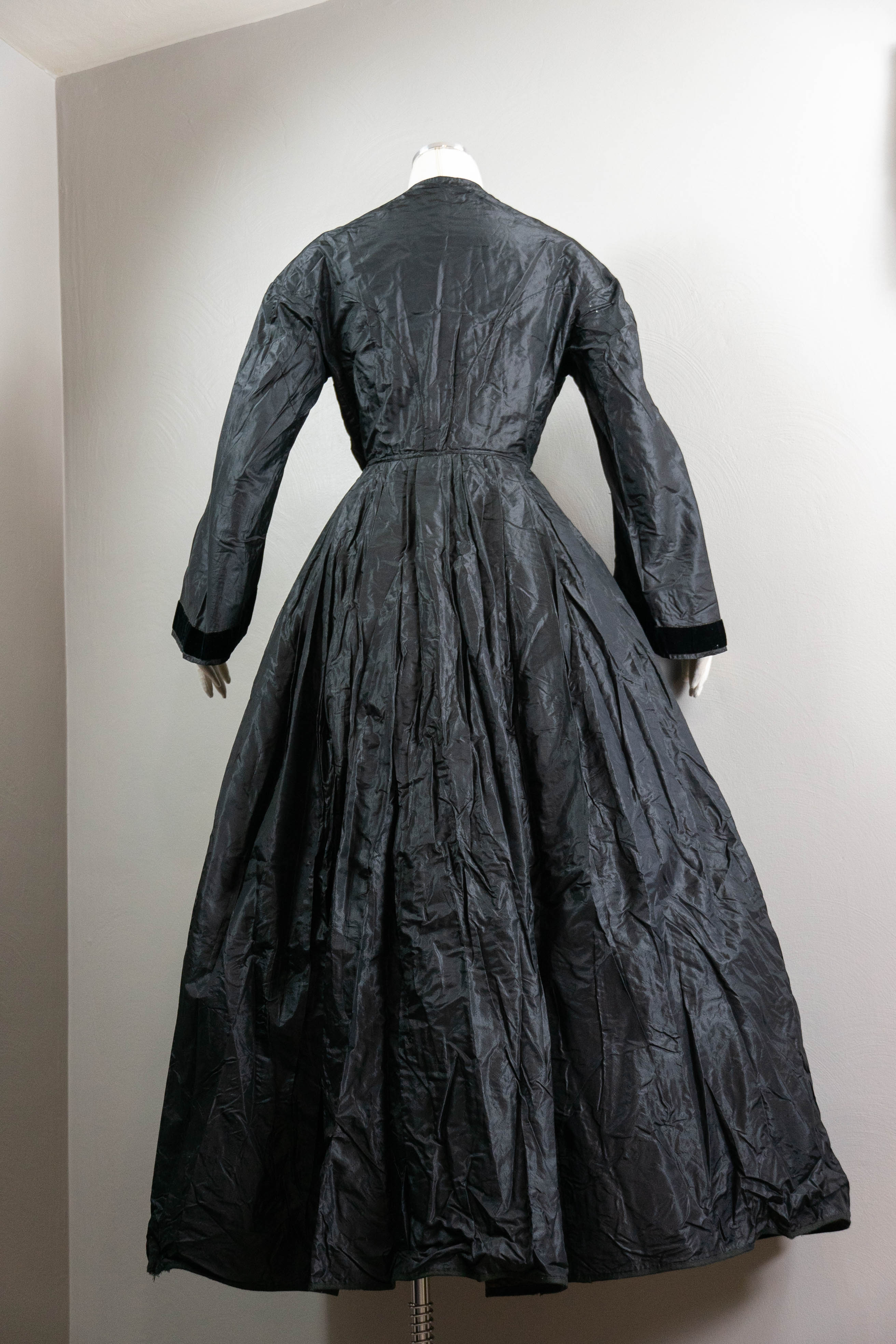 Victorian Dark Romantic Black Silk Mourning Dress With Cape By 1850s - Image 9