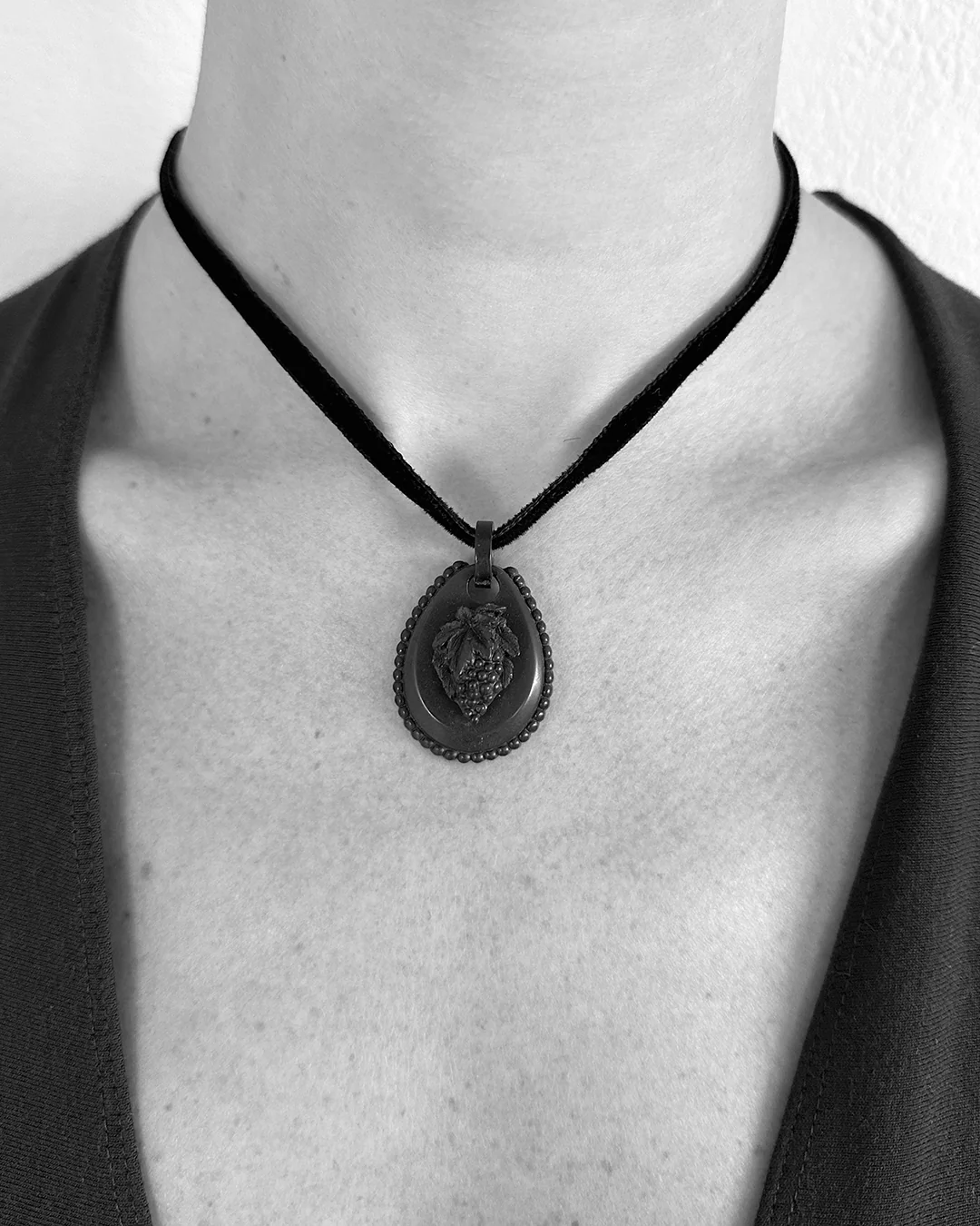 Victorian Rare Vulcanite Grape Choker Necklace Ca. 1860 - Image 5