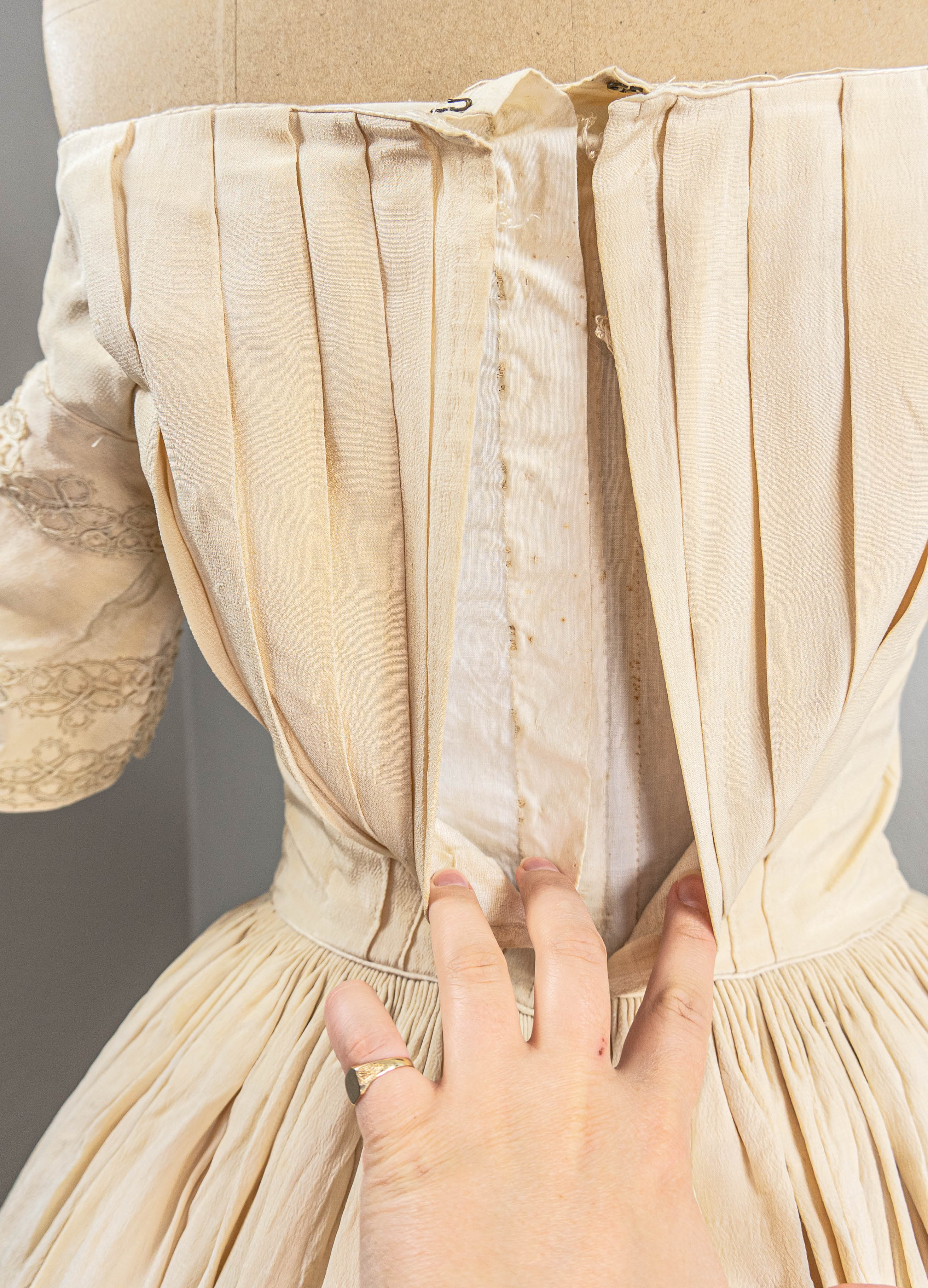 Victorian Stunning Cream Silk Ball Gown Romantic Era By 1840s - Image 10
