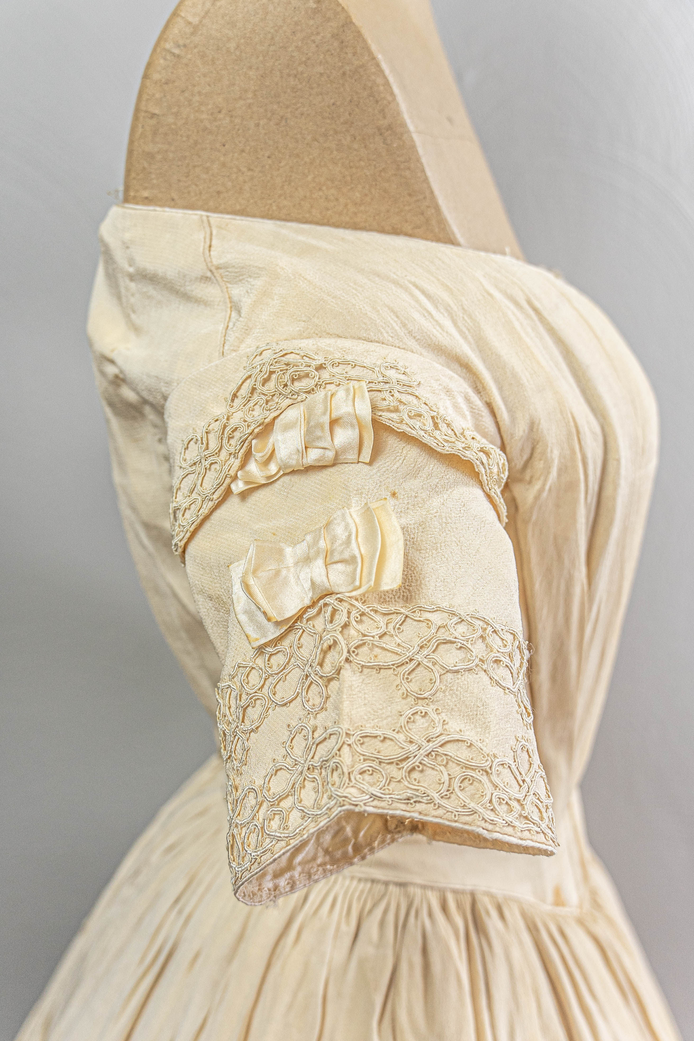 Victorian Stunning Cream Silk Ball Gown Romantic Era By 1840s - Image 5