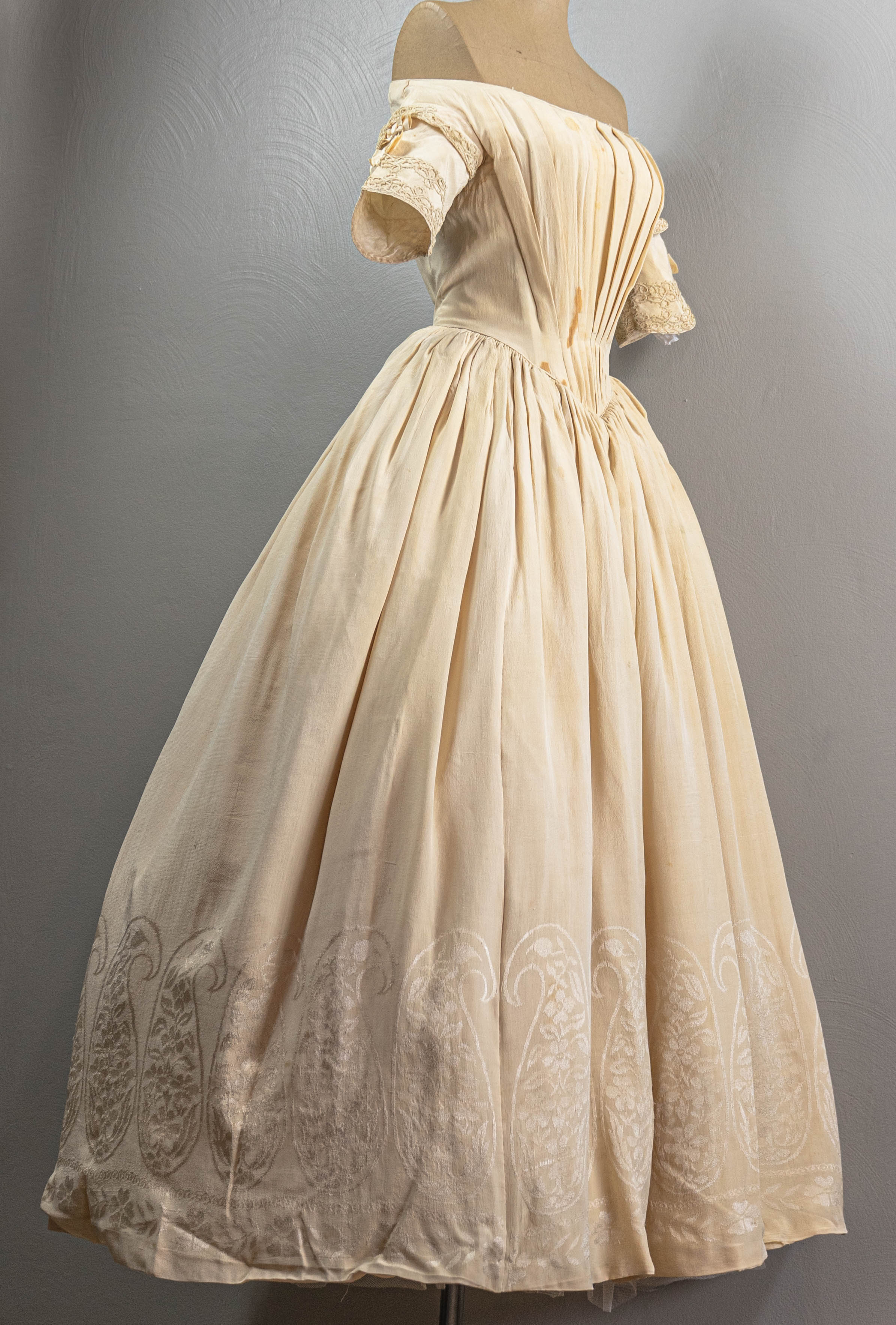 Victorian Stunning Cream Silk Ball Gown Romantic Era By 1840s - Image 6