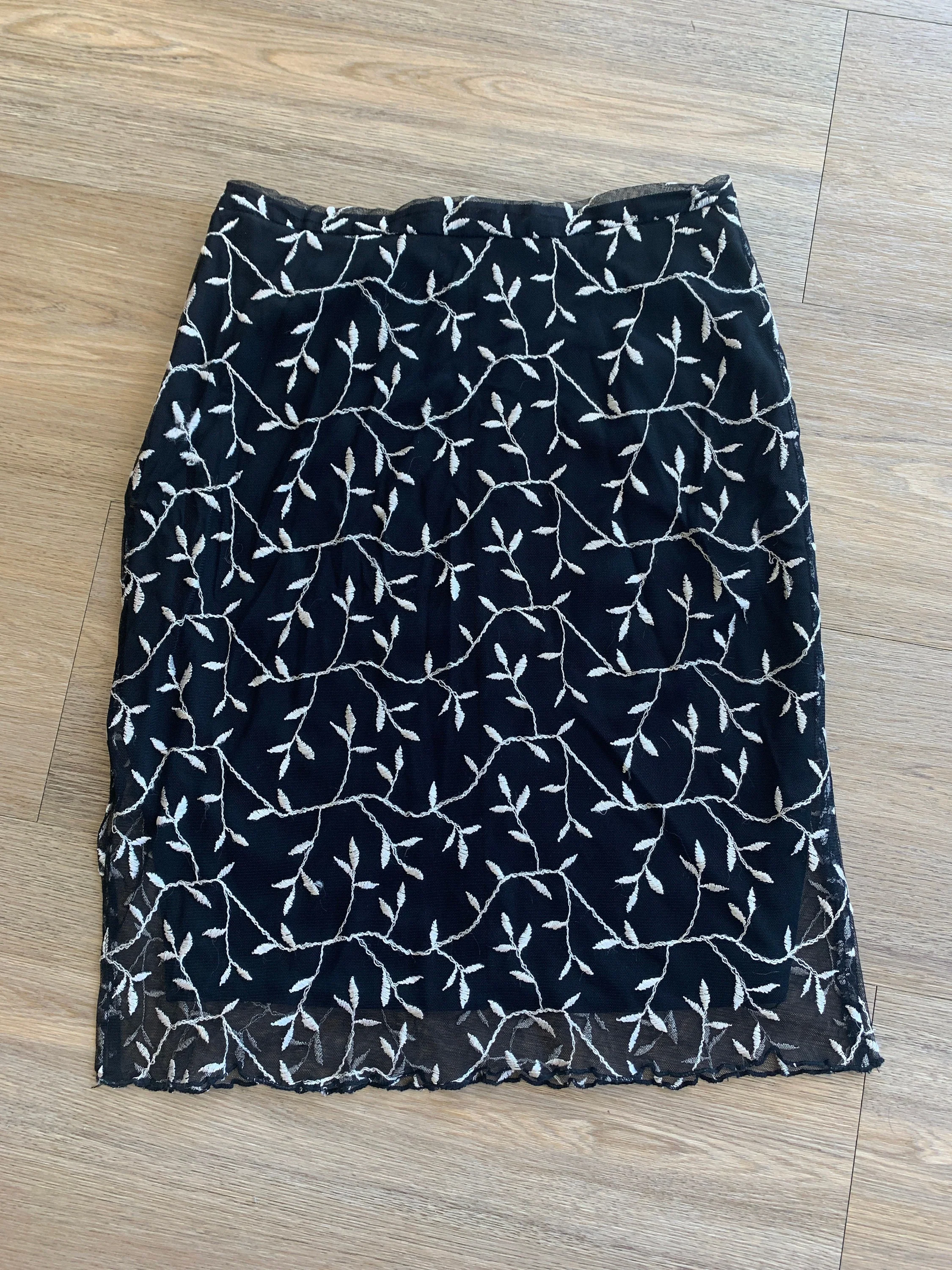 Vintage 00s 90s Embroidered Mesh Skirt Sz 6 by Catalyst - Image 2