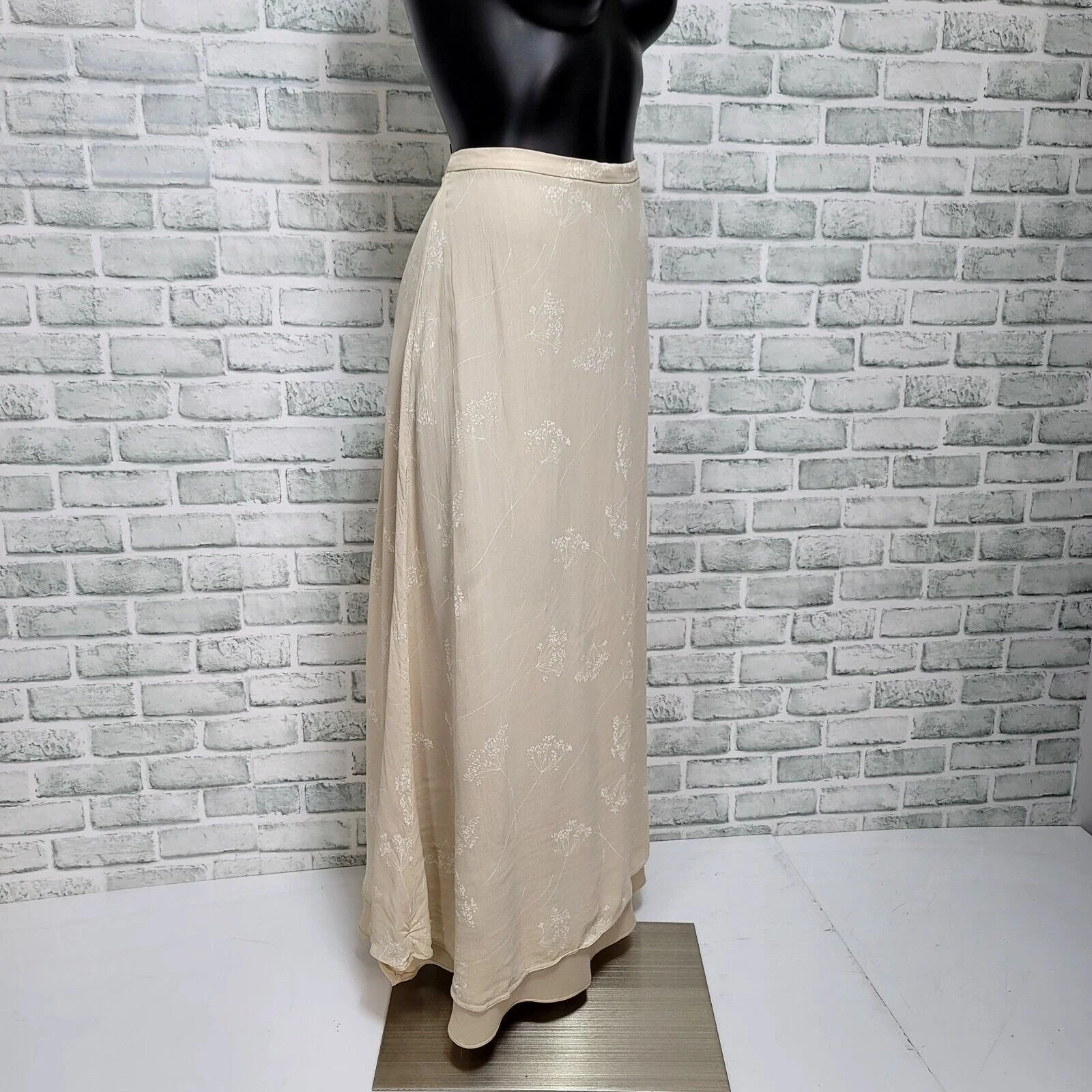 00s Beige Floral Chiffon Crepe Maxi Skirt By Oscar De La Renta - Image 2