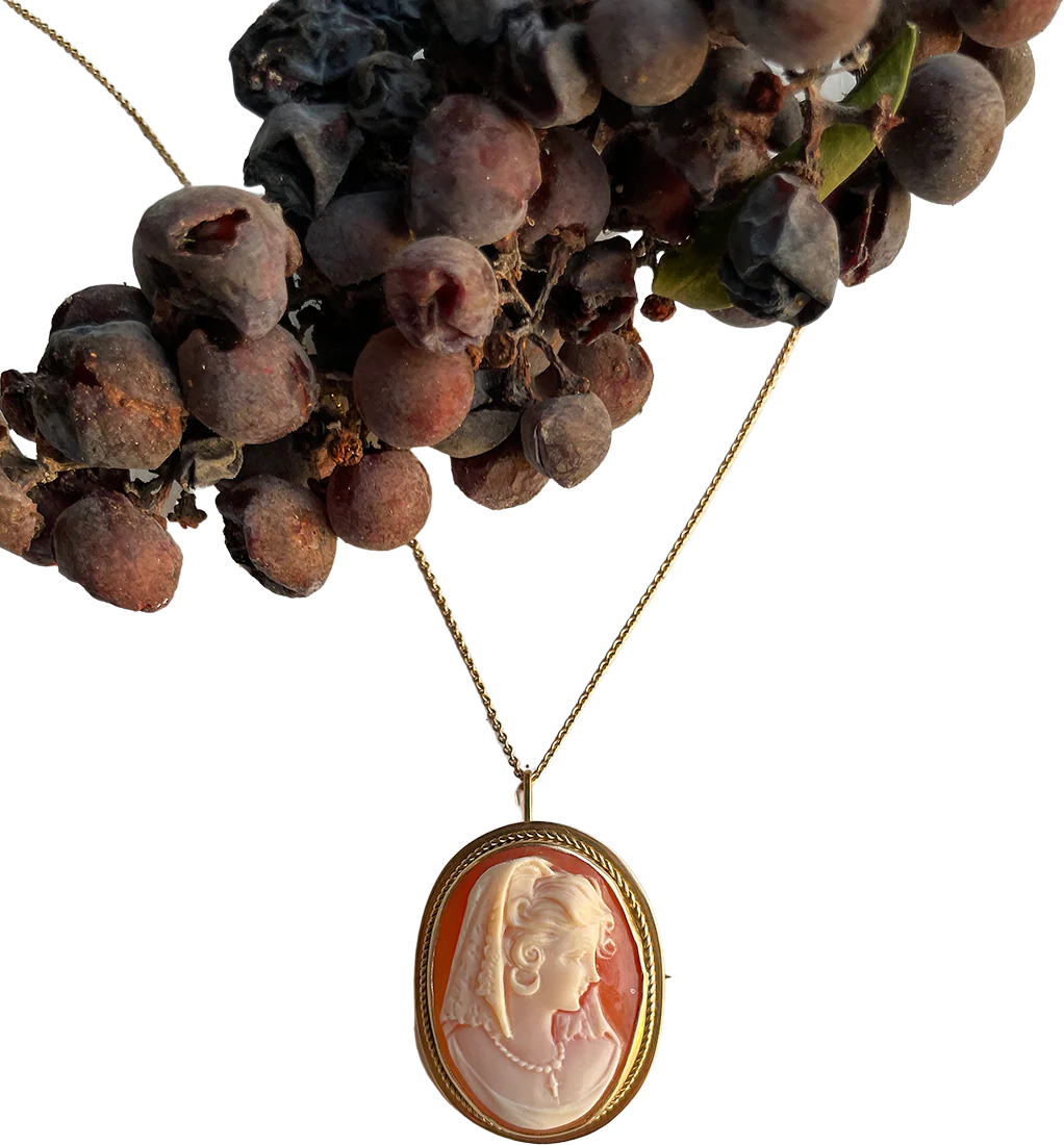 Vintage 18k Gold Carved Shell Cameo Pendant