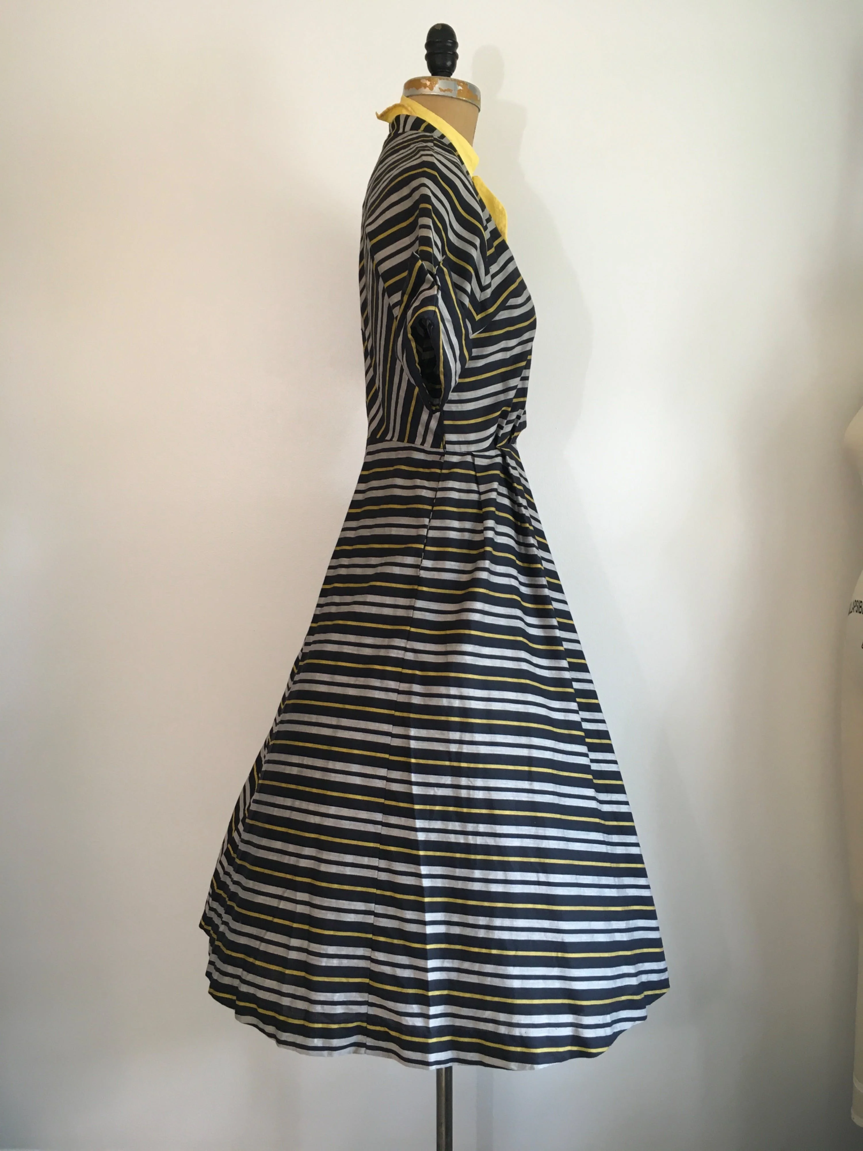 50’s Striped Dress with Yellow Dickie - Image 2