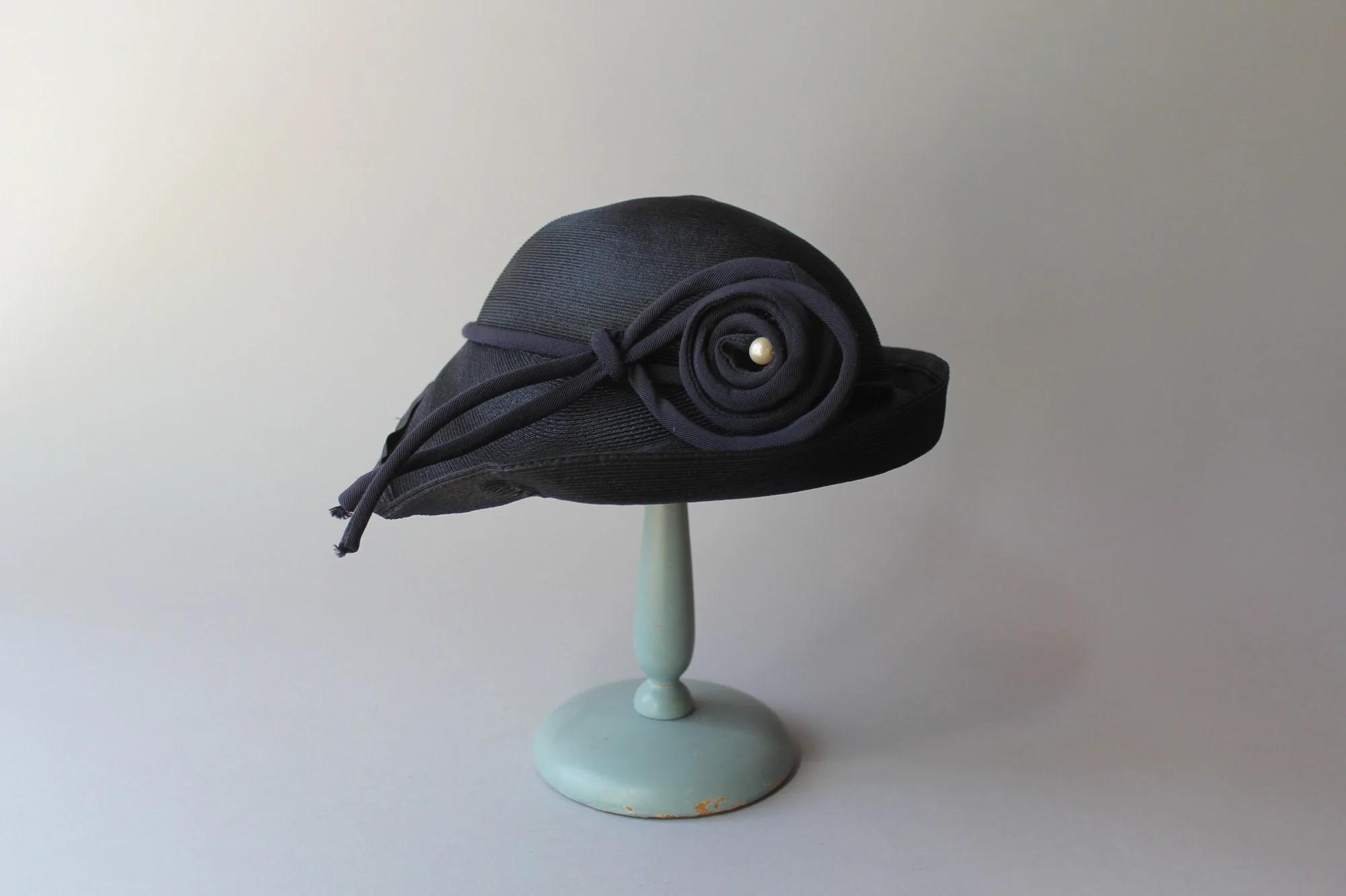 Vintage 30s 40s Navy Blue Straw Slanted Swagger Hat with Swirling Accent by Gage Brothers & Co. - Image 5