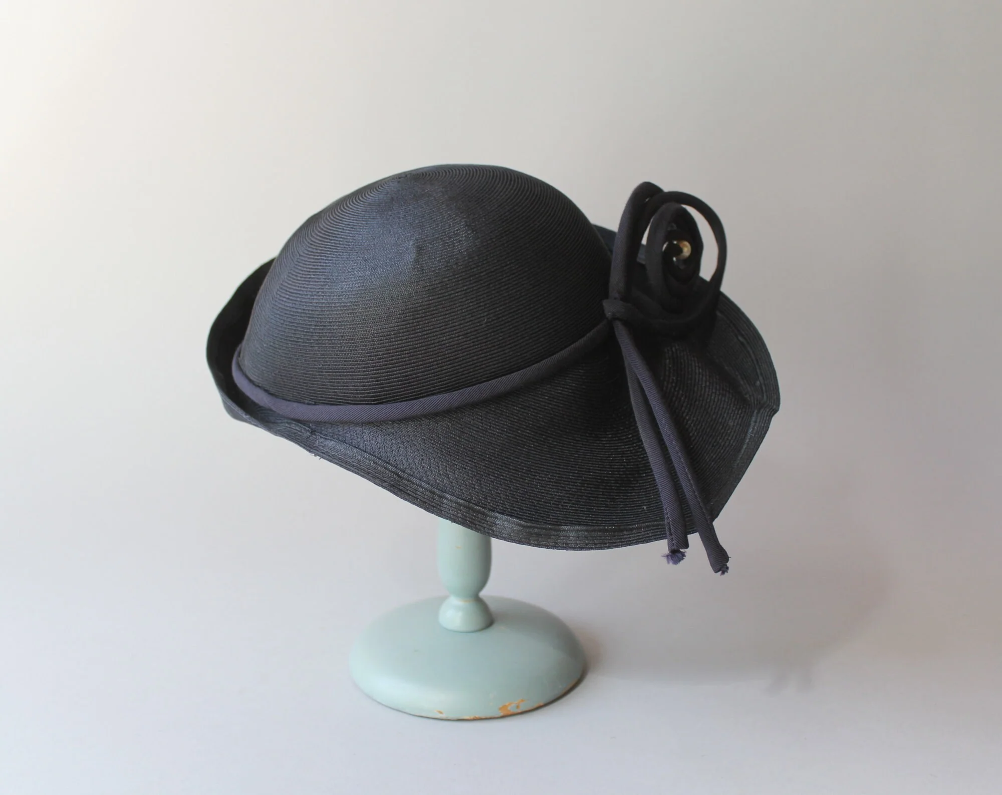 Vintage 30s 40s Navy Blue Straw Slanted Swagger Hat with Swirling Accent by Gage Brothers & Co. - Image 6
