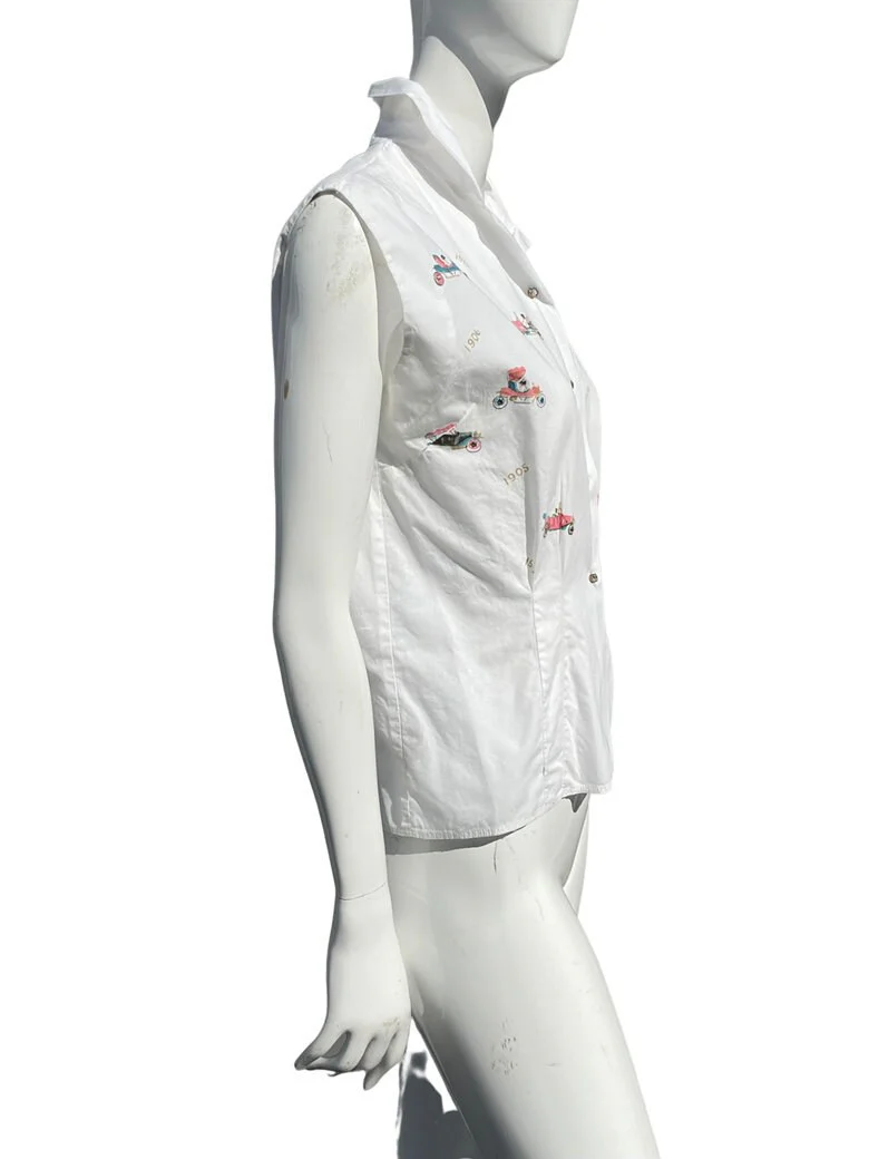 Vintage 50s Cotton Blouse Sleeveless Pin Up Novelty Print Antique Cars with Rhinestones and Glass Buttons Large - Image 3