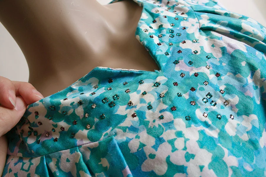 Vintage 50s Dress Rhinestone Floral Print Wiggle Dress Sky Teal Aquamarine Blue Lavender Bouquet Cotton Dress Large Volup by Henry Gans - Image 6