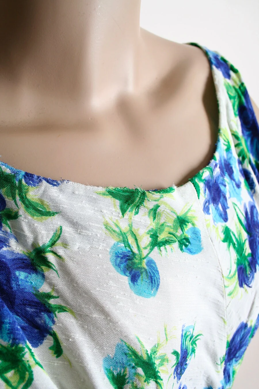 Vintage 50s Early 60s Blue Floral Print Textured Cotton Day Dress with Buckle Details - Image 9