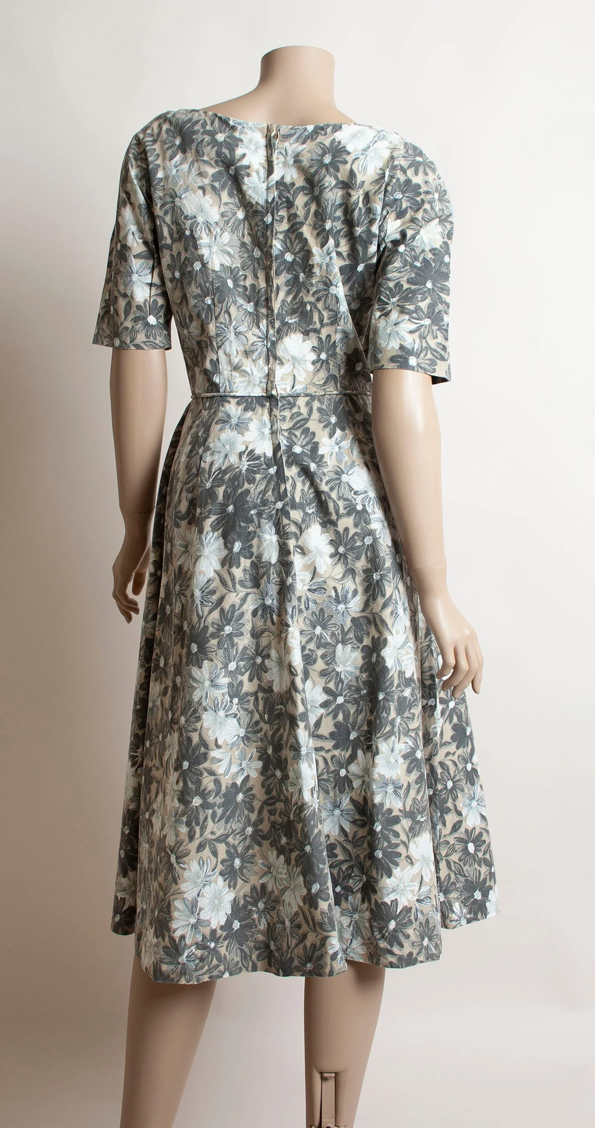 Vintage 50s Floral Dress Shades of Gray and Cream Cotton Floral Dress with Large Front Bow Small Xs by ILGWU - Image 2