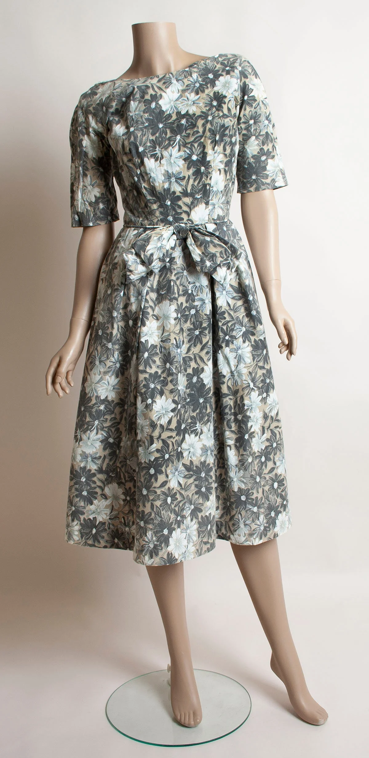 Vintage 50s Floral Dress Shades of Gray and Cream Cotton Floral Dress with Large Front Bow Small Xs by ILGWU - Image 4