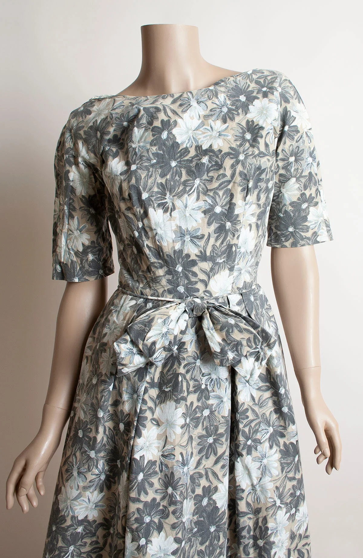 Vintage 50s Floral Dress Shades of Gray and Cream Cotton Floral Dress with Large Front Bow Small Xs by ILGWU - Image 5