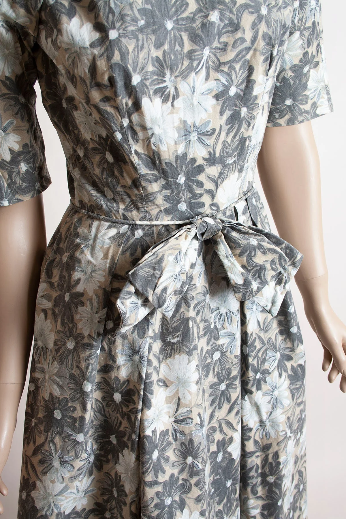 Vintage 50s Floral Dress Shades of Gray and Cream Cotton Floral Dress with Large Front Bow Small Xs by ILGWU - Image 6