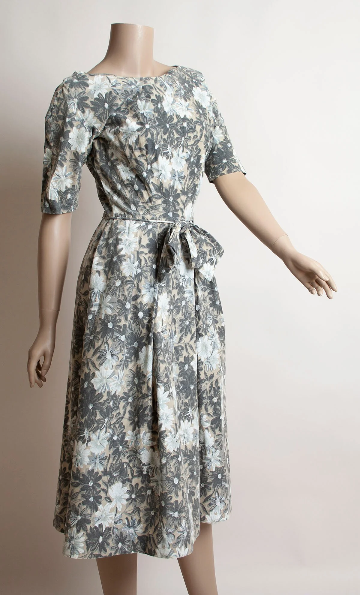 Vintage 50s Floral Dress Shades of Gray and Cream Cotton Floral Dress with Large Front Bow Small Xs by ILGWU - Image 7