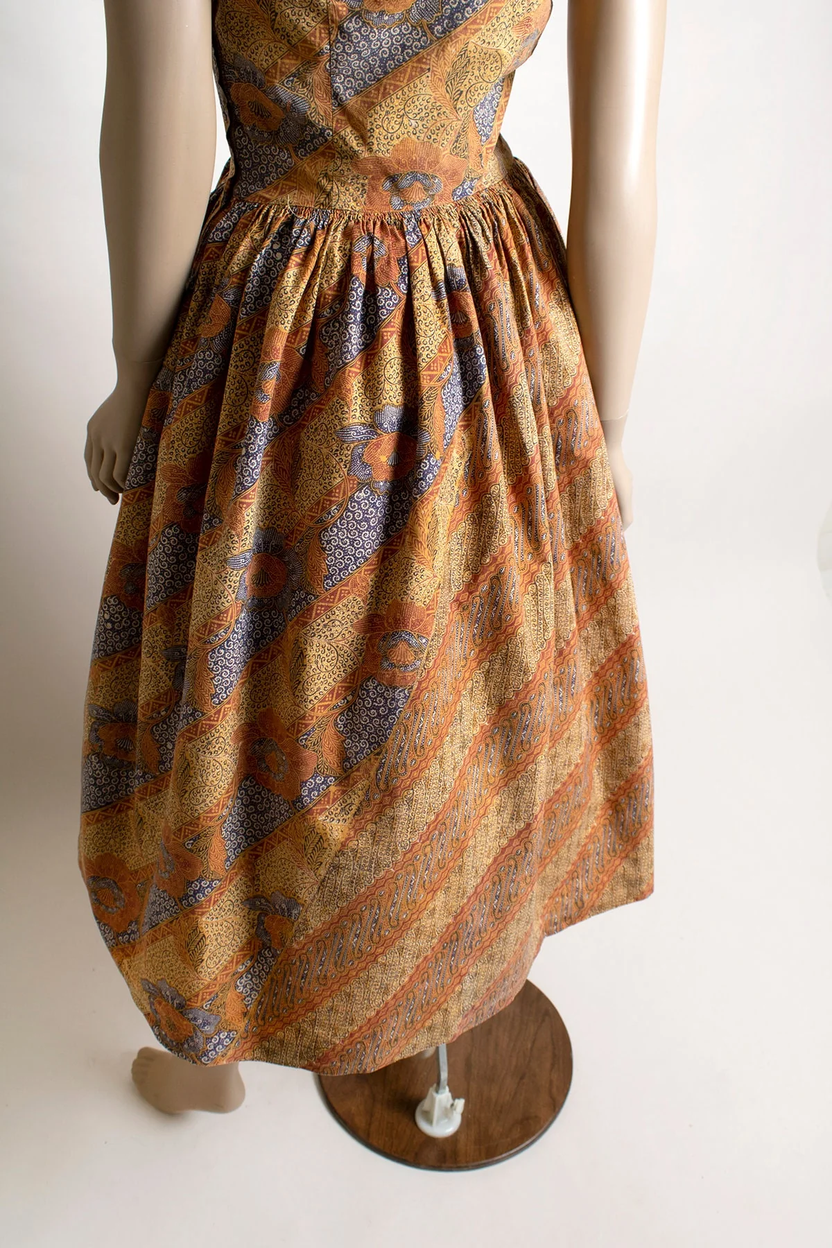 Vintage 50s Halter Tropical Style Paisley Batik Print Cotton Full Skirt Summer Day Dress Warm Tone Orange Brown - Image 10