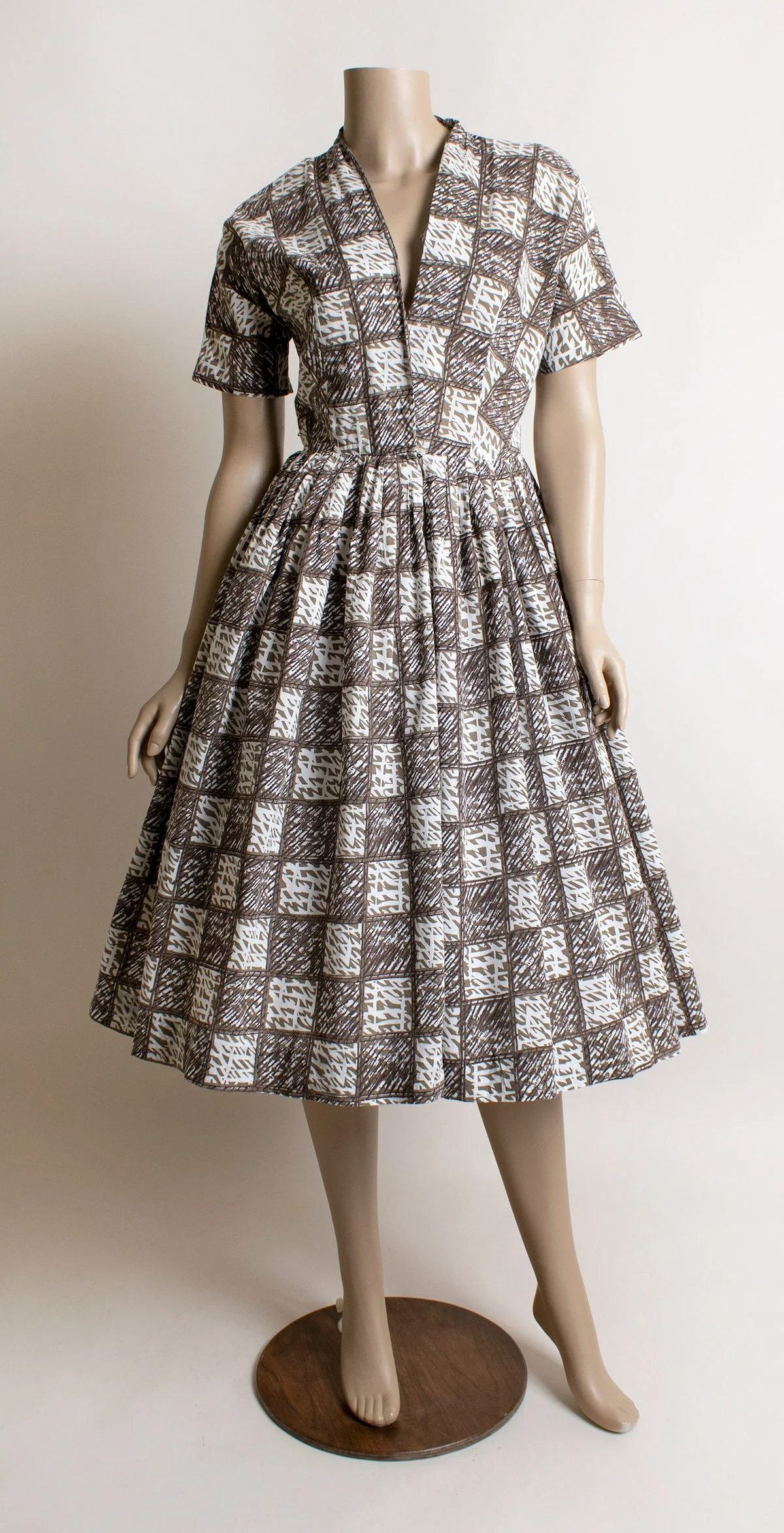 Vintage 50s Light Taupe Brown Black and White Abstract Square Checkered Print Cotton Shirtwaist Midi Dress - Image 4