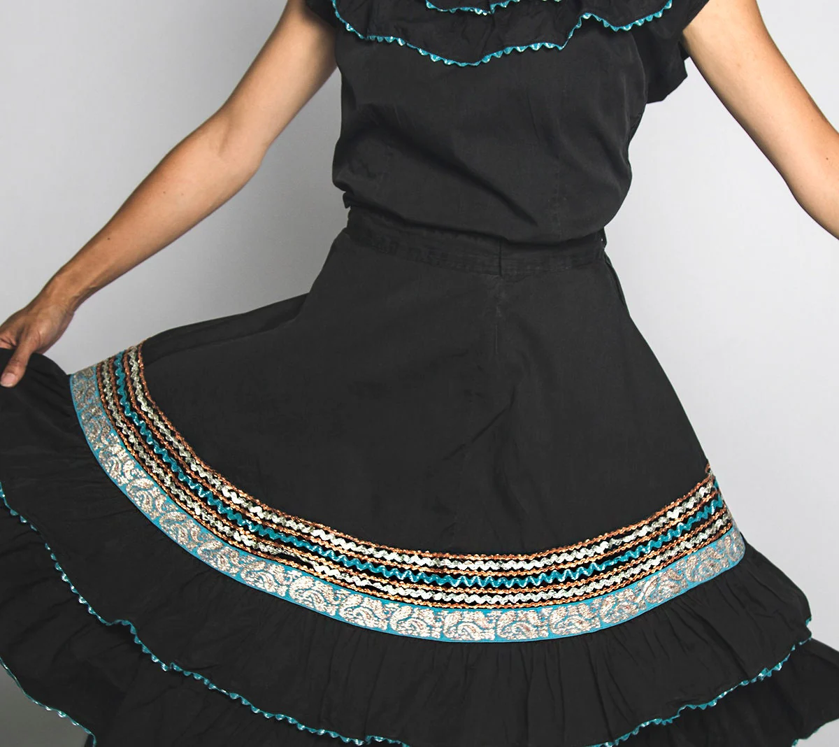 Vintage 50s Patio Skirt and Blouse Set Turquoise Blue Silver Bronze On Black Cotton Full Skirt Country Western Square Dance Small - Image 5