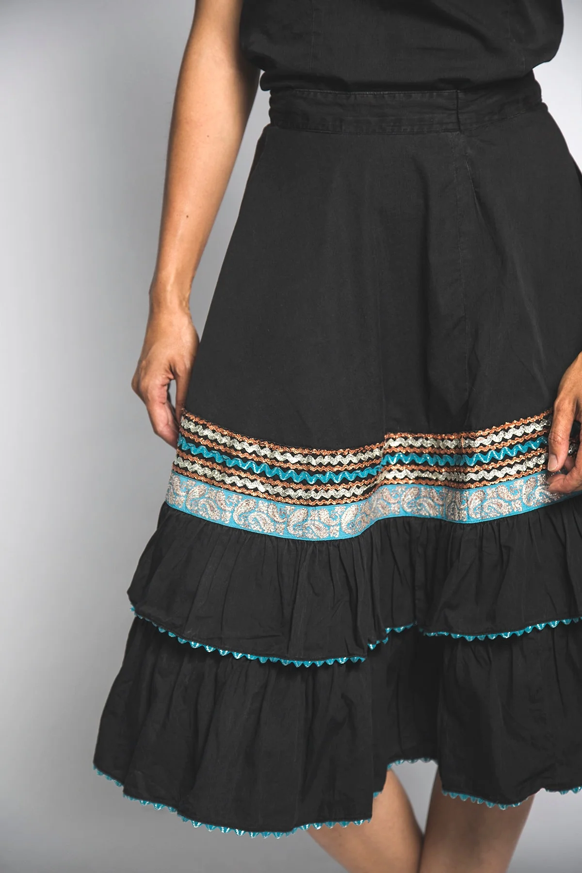 Vintage 50s Patio Skirt and Blouse Set Turquoise Blue Silver Bronze On Black Cotton Full Skirt Country Western Square Dance Small - Image 7