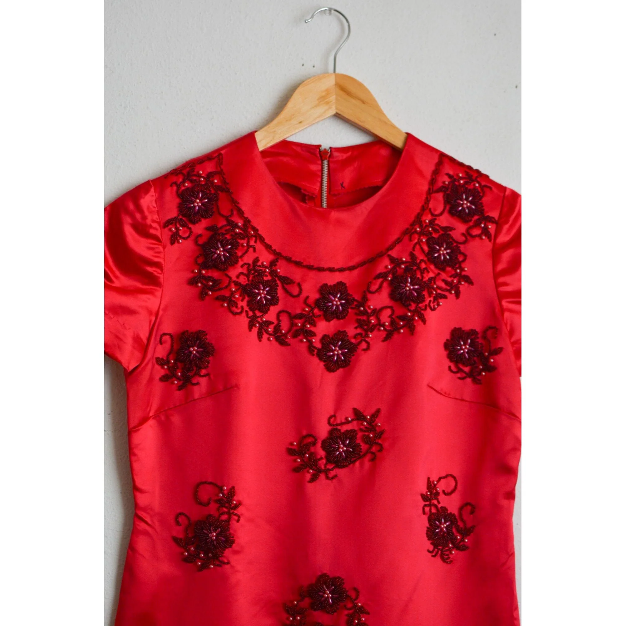 Vintage 50s Red Beaded Dress Shift Shimmery Floral Holiday - Image 3