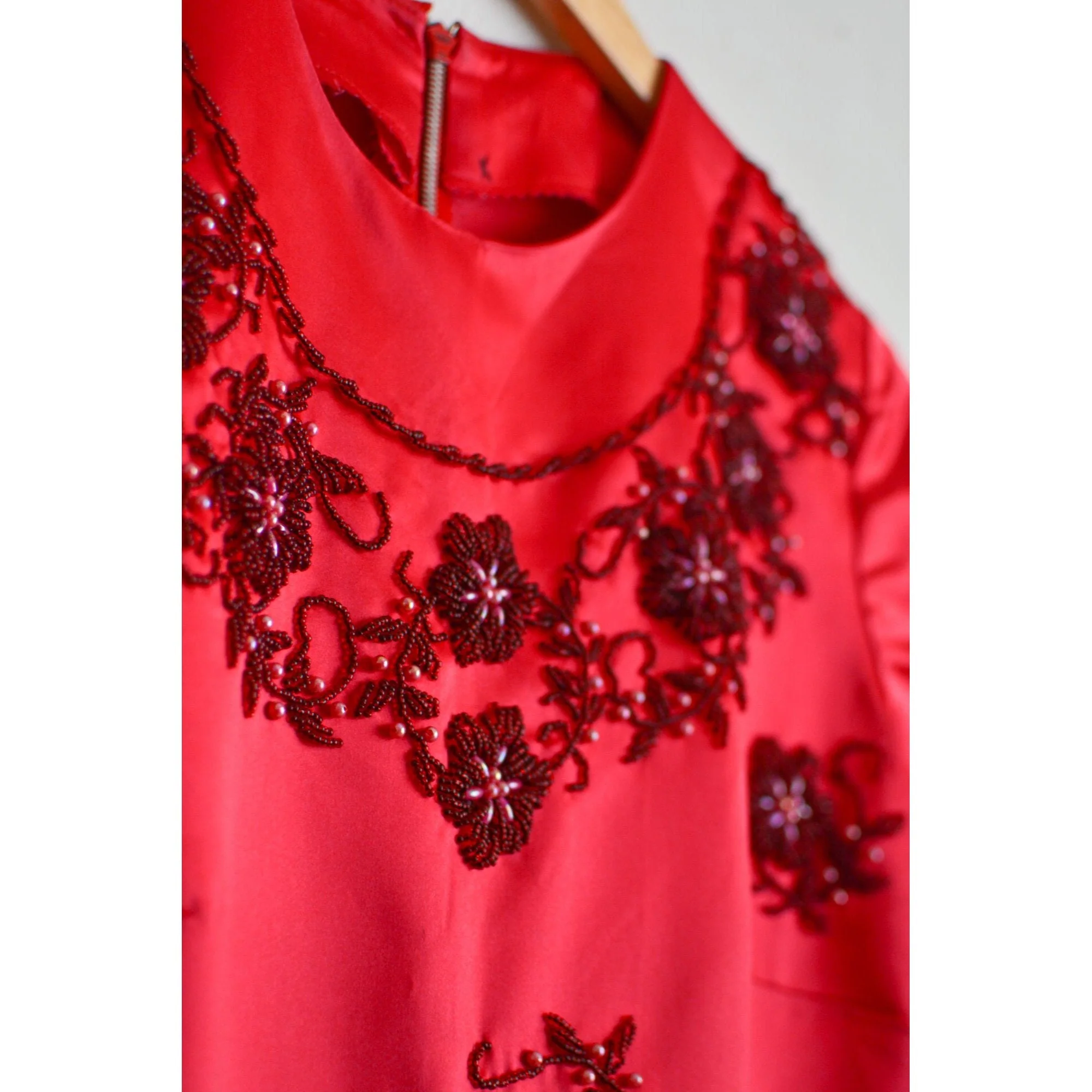 Vintage 50s Red Beaded Dress Shift Shimmery Floral Holiday - Image 4