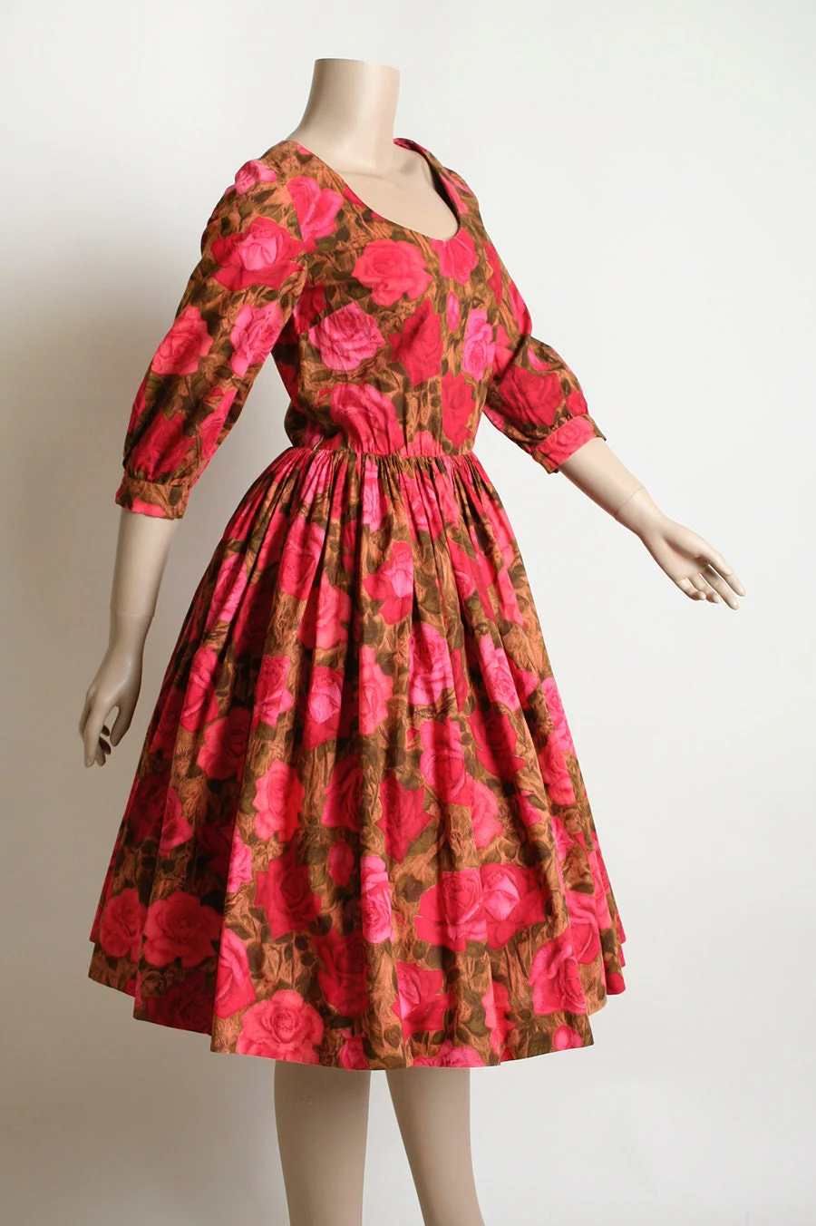 Vintage 50s Rose Print Dress Early 60s Cotton Floral Print Pink Red and Brown Flower Garden Long Sleeve Full Skirt Small - Image 4