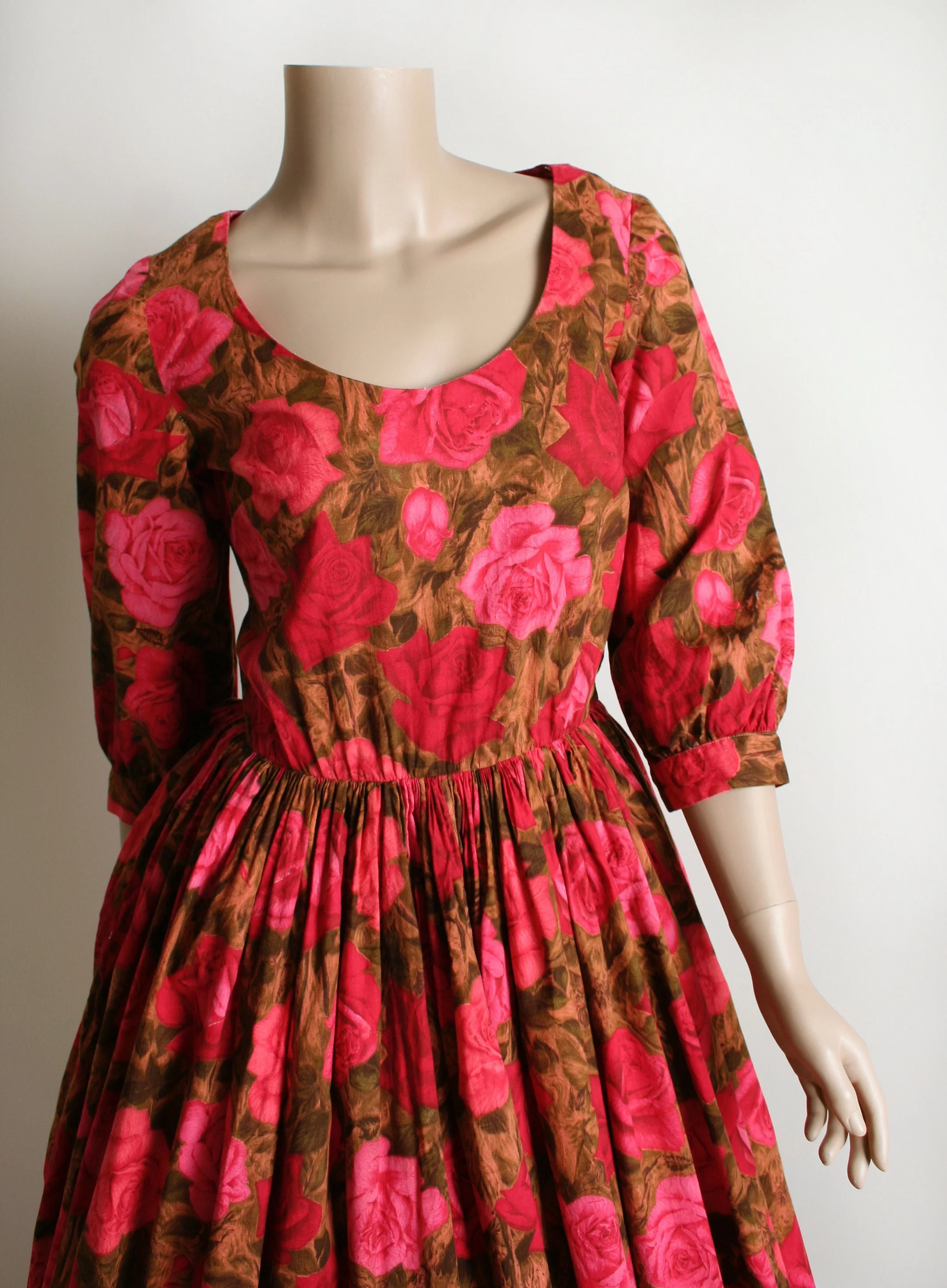 Vintage 50s Rose Print Dress Early 60s Cotton Floral Print Pink Red and Brown Flower Garden Long Sleeve Full Skirt Small - Image 5