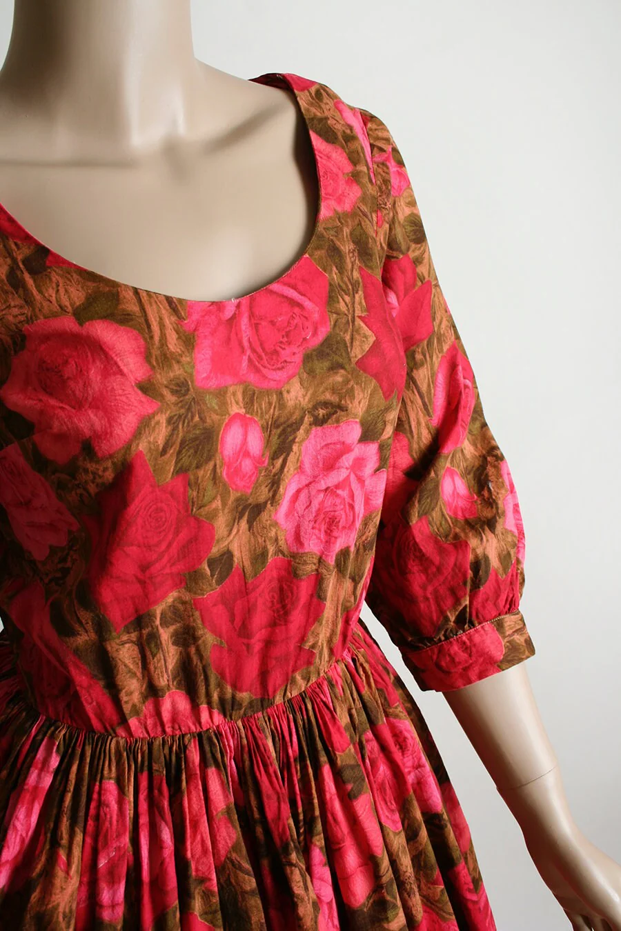 Vintage 50s Rose Print Dress Early 60s Cotton Floral Print Pink Red and Brown Flower Garden Long Sleeve Full Skirt Small - Image 6