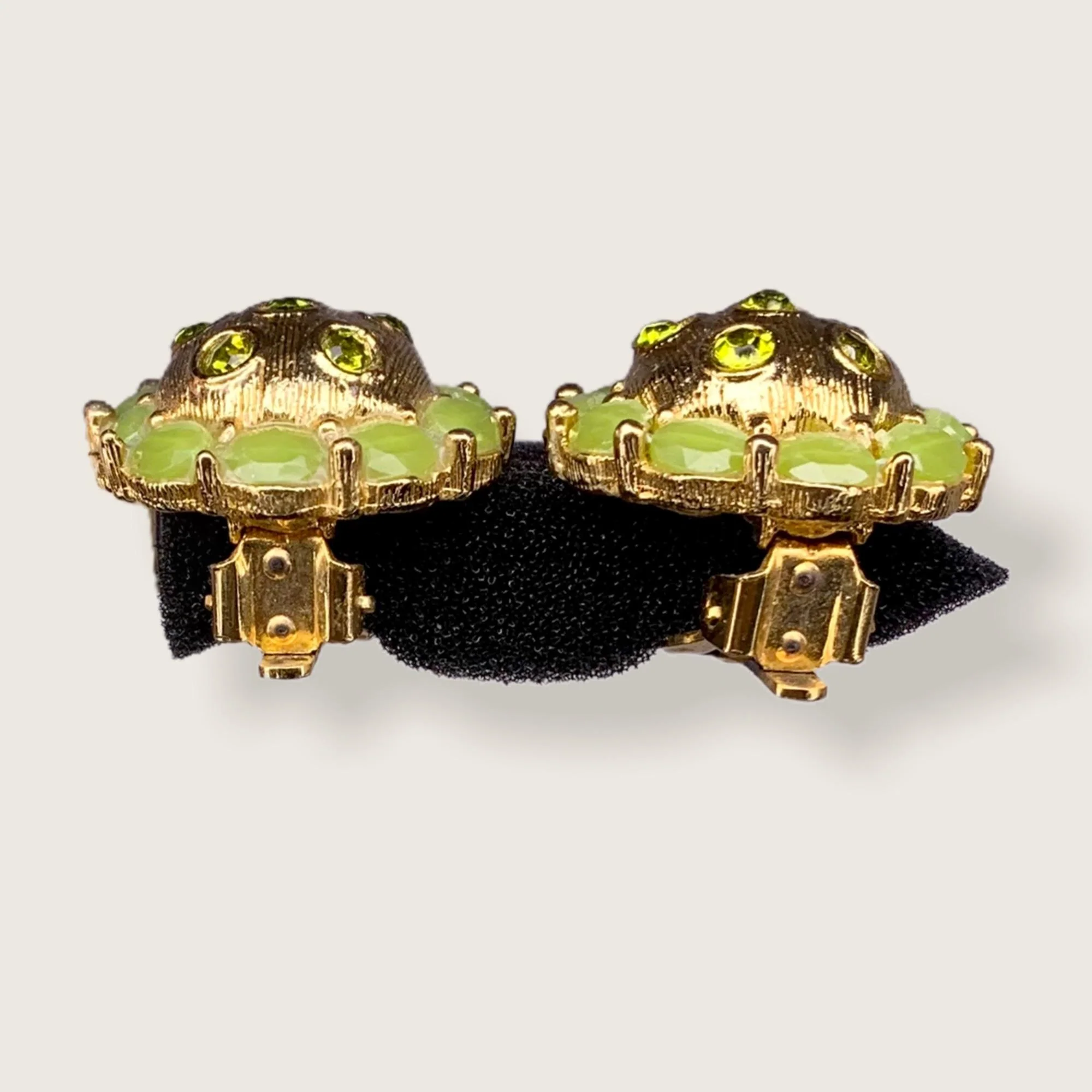 Vintage 50s Round Green Stone Gold Clip On Earrings - Image 2