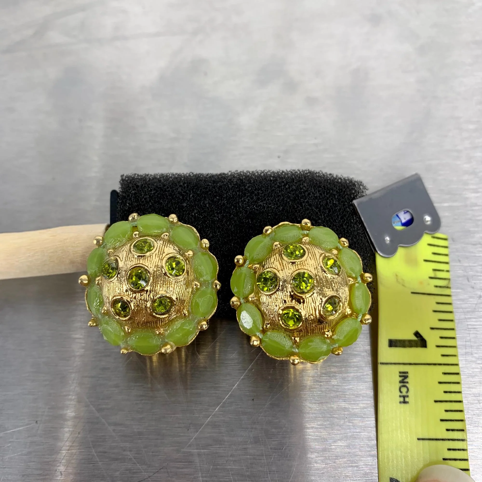 Vintage 50s Round Green Stone Gold Clip On Earrings - Image 3