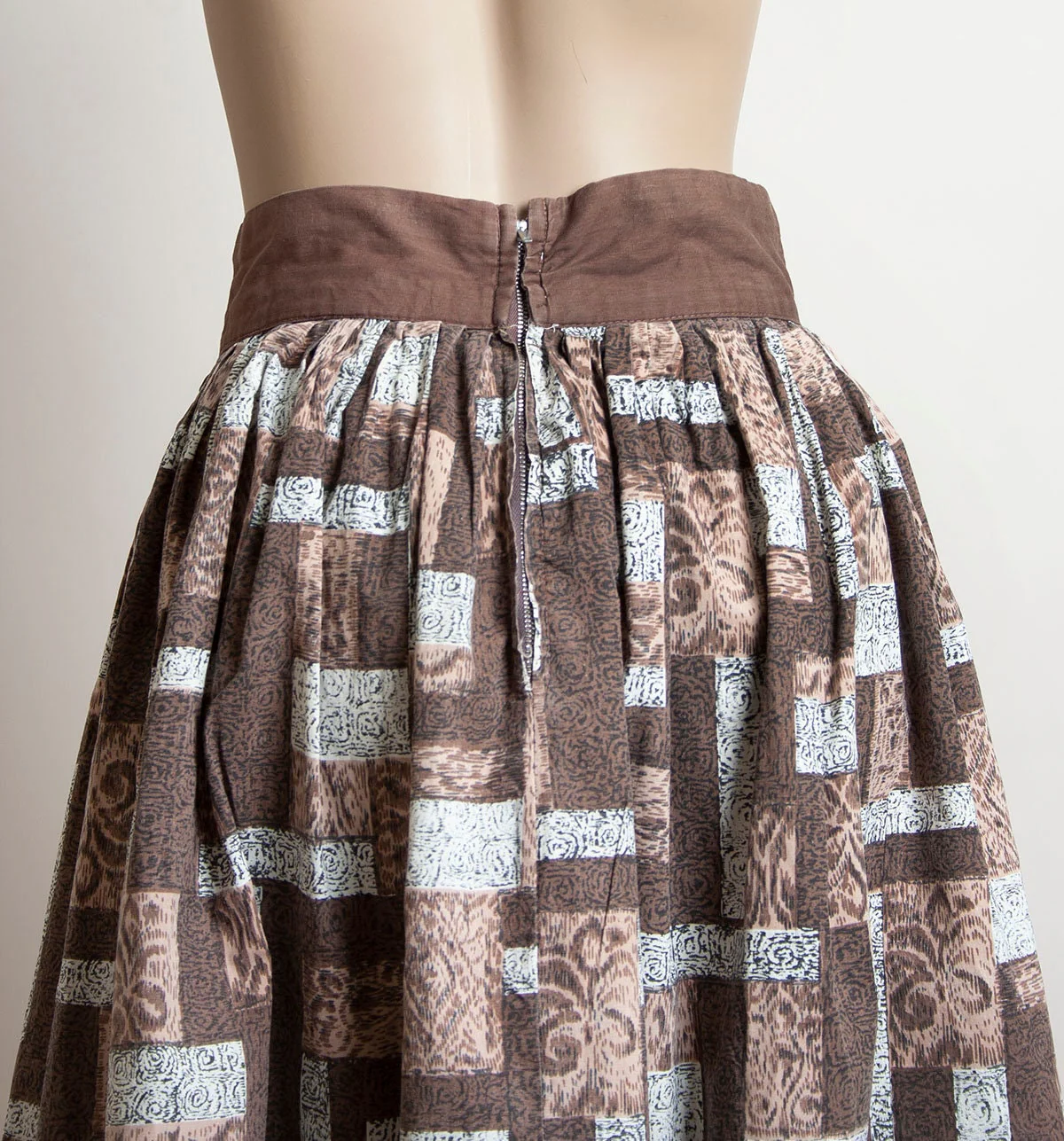 Vintage 50s Skirt Cocoa Brown and White Abstract Animal Print Cotton Skirt with Medallion Waist Sash Safari Xs - Image 6
