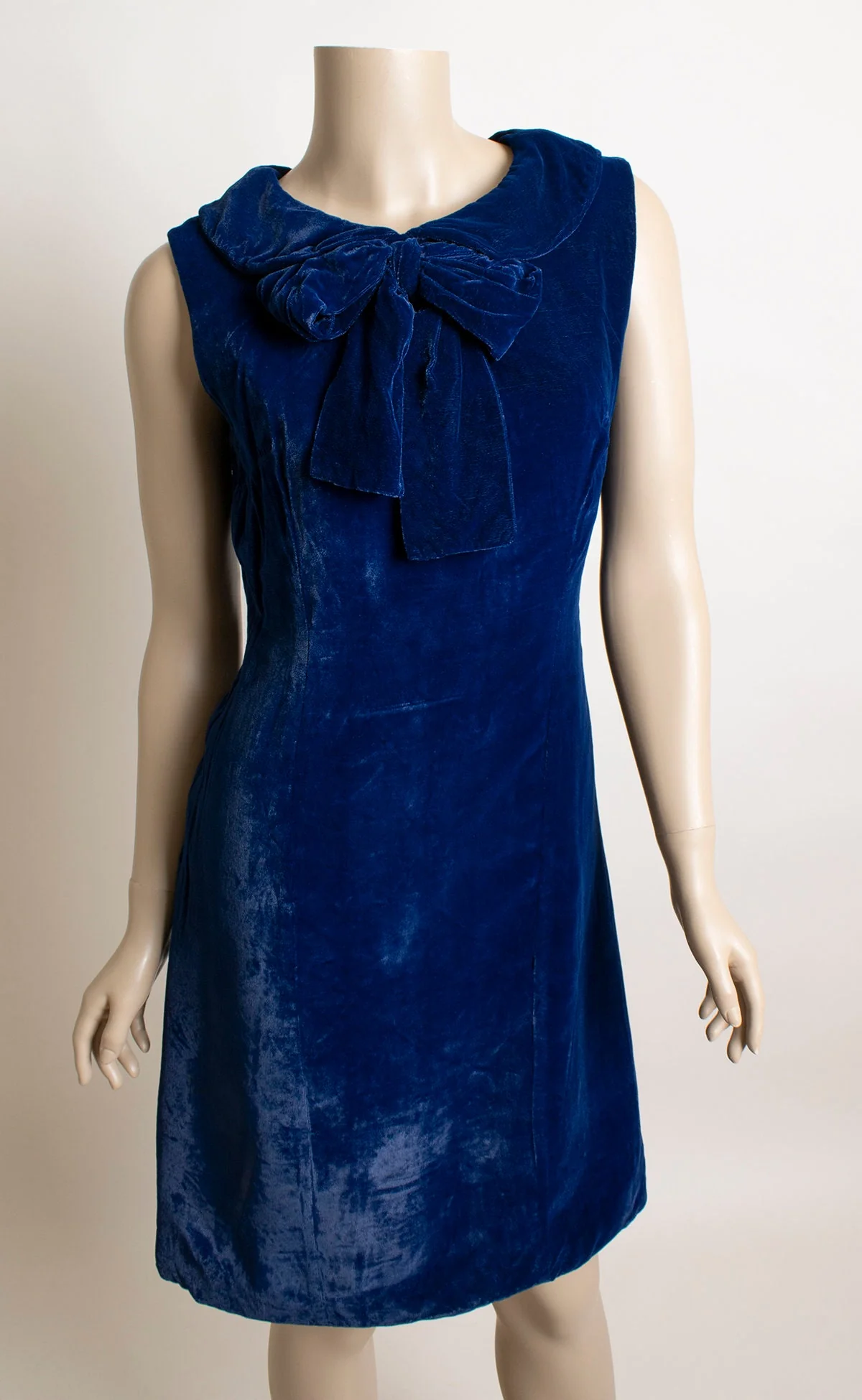 Vintage 60s Blue Velvet Dress - Mini Sleeveless Mod Style Dress with Bow and Peter Pan Collar - Small - Image 7
