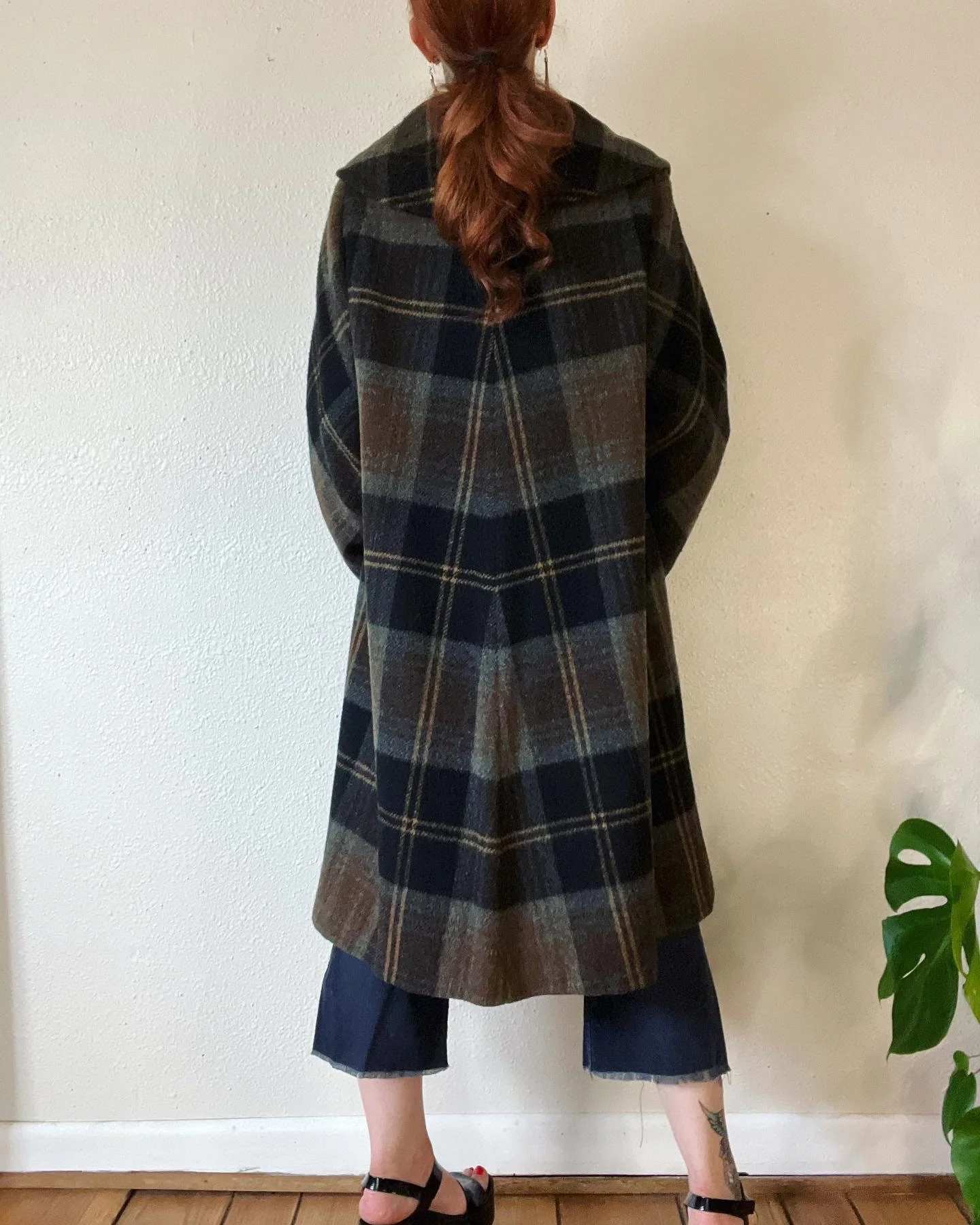 Vintage 60s Bold Brown Black and Gray Heather Plaid Wool Cape Collar Coat by Lady Lucy - Image 4