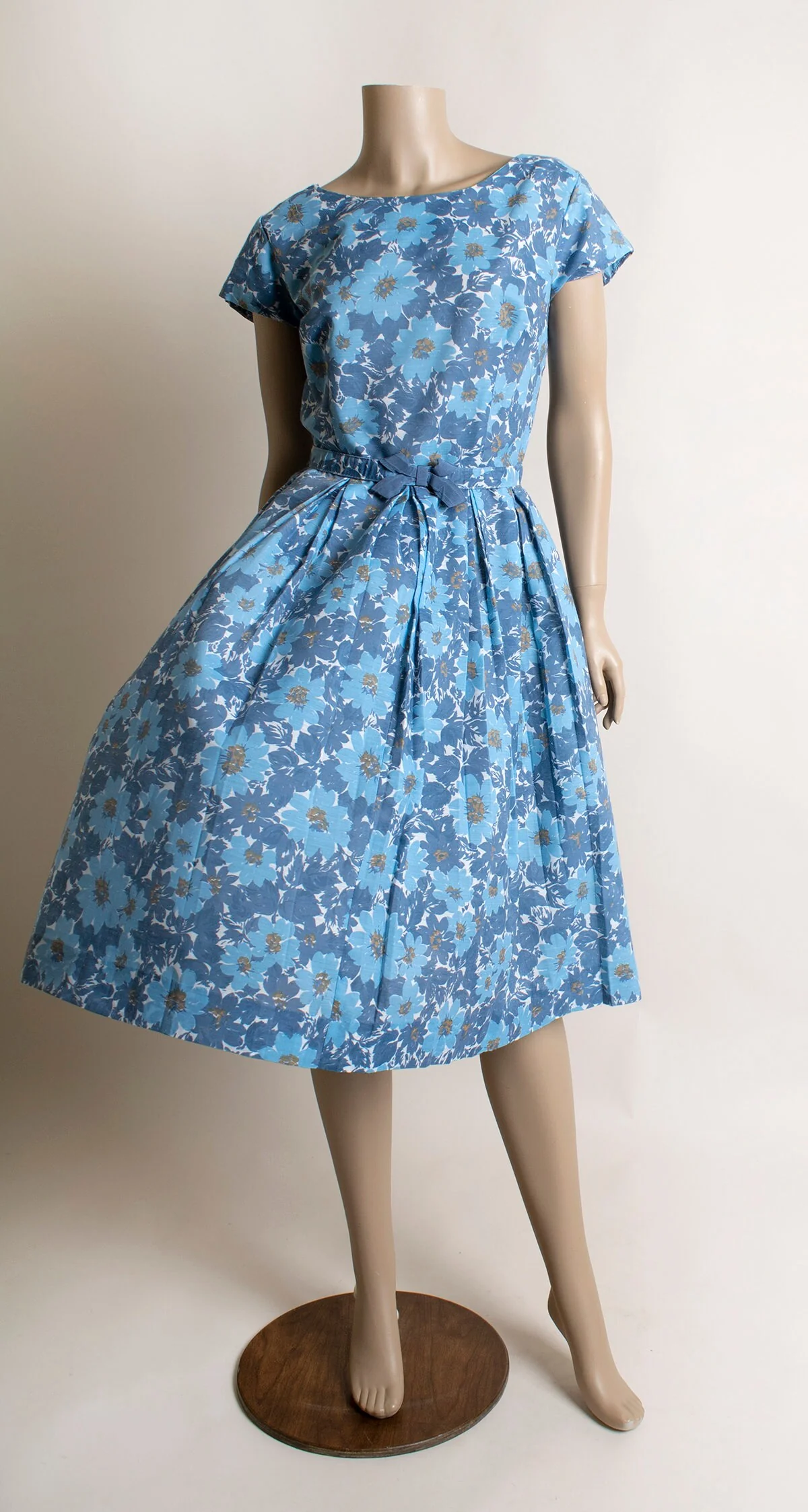 Vintage 60s Dress Sky Blue Daisy Floral Print Cotton Day Dress with Matching Bow Belt Pleat Skirt Small - Image 4