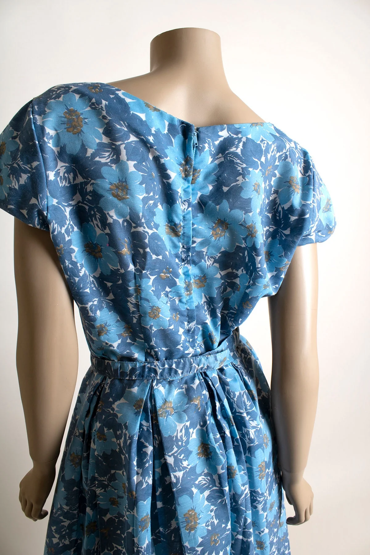 Vintage 60s Dress Sky Blue Daisy Floral Print Cotton Day Dress with Matching Bow Belt Pleat Skirt Small - Image 6