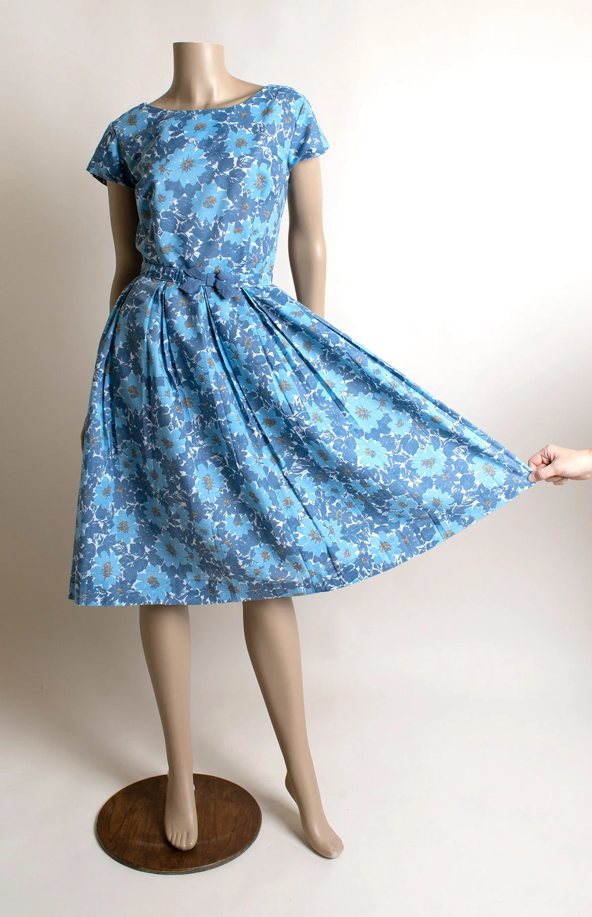 Vintage 60s Dress Sky Blue Daisy Floral Print Cotton Day Dress with Matching Bow Belt Pleat Skirt Small - Image 7
