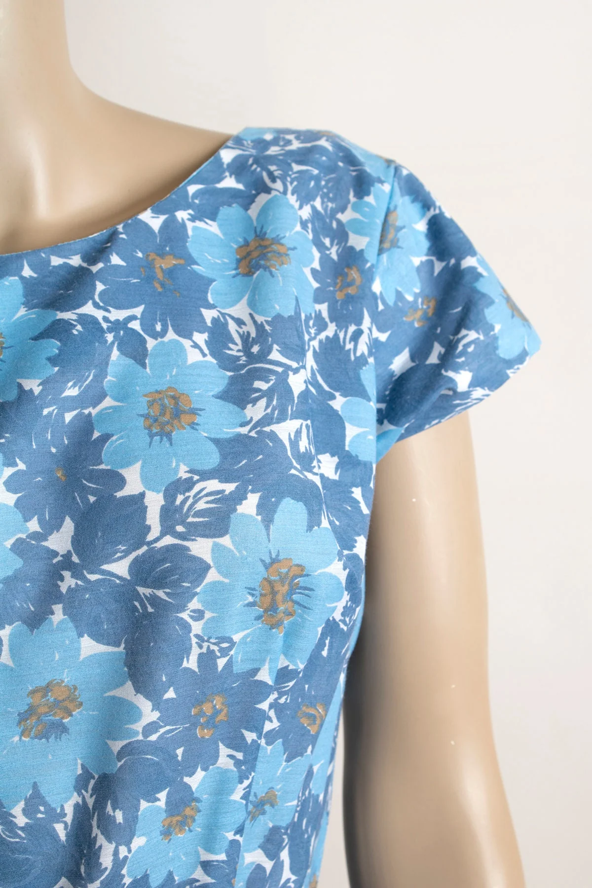 Vintage 60s Dress Sky Blue Daisy Floral Print Cotton Day Dress with Matching Bow Belt Pleat Skirt Small - Image 8